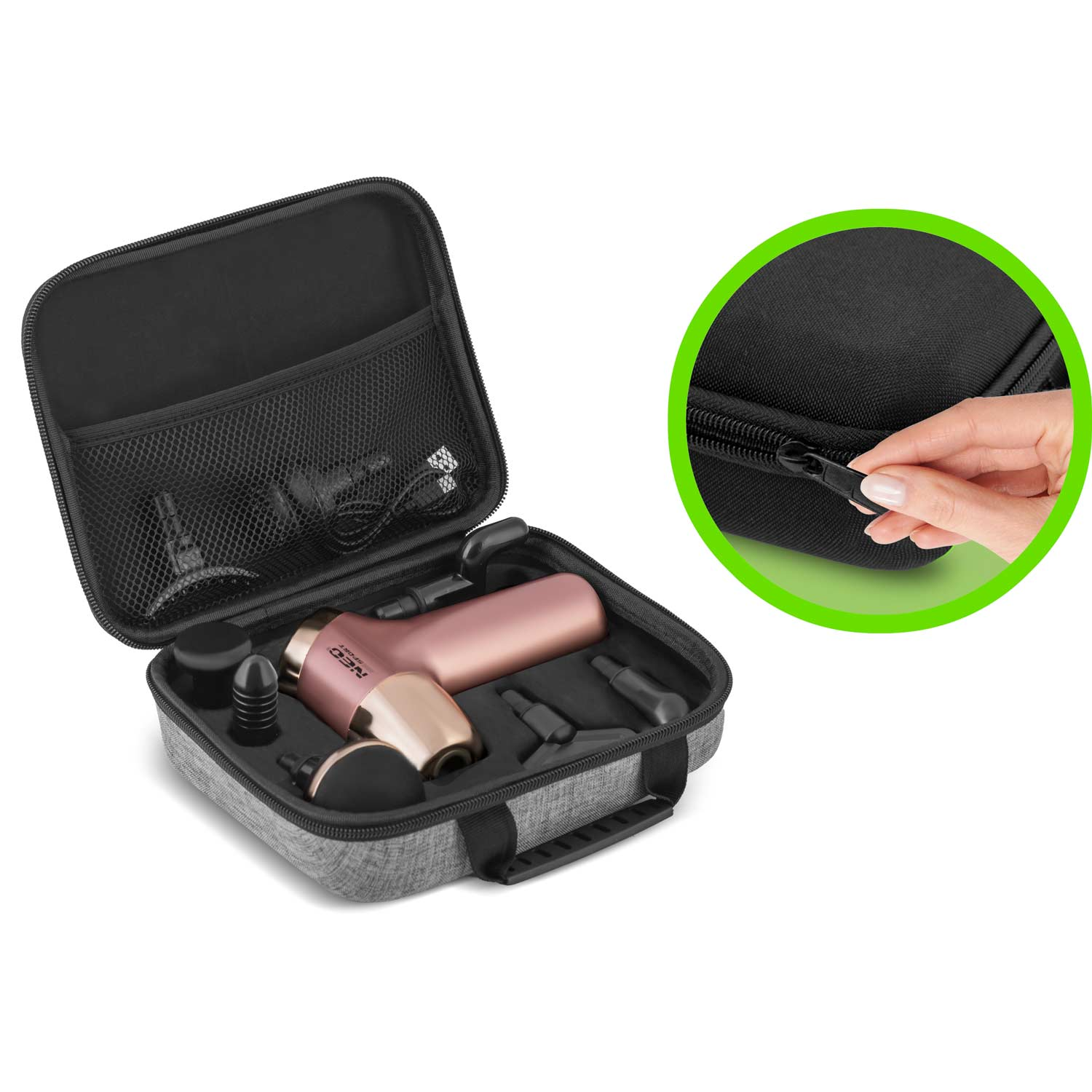 Otwarta walizka z pistoletem do masażu i akcesoriami. Dłoń otwiera mniejszą walizkę. Główna walizka jest otwarta, pokazując zawartość.