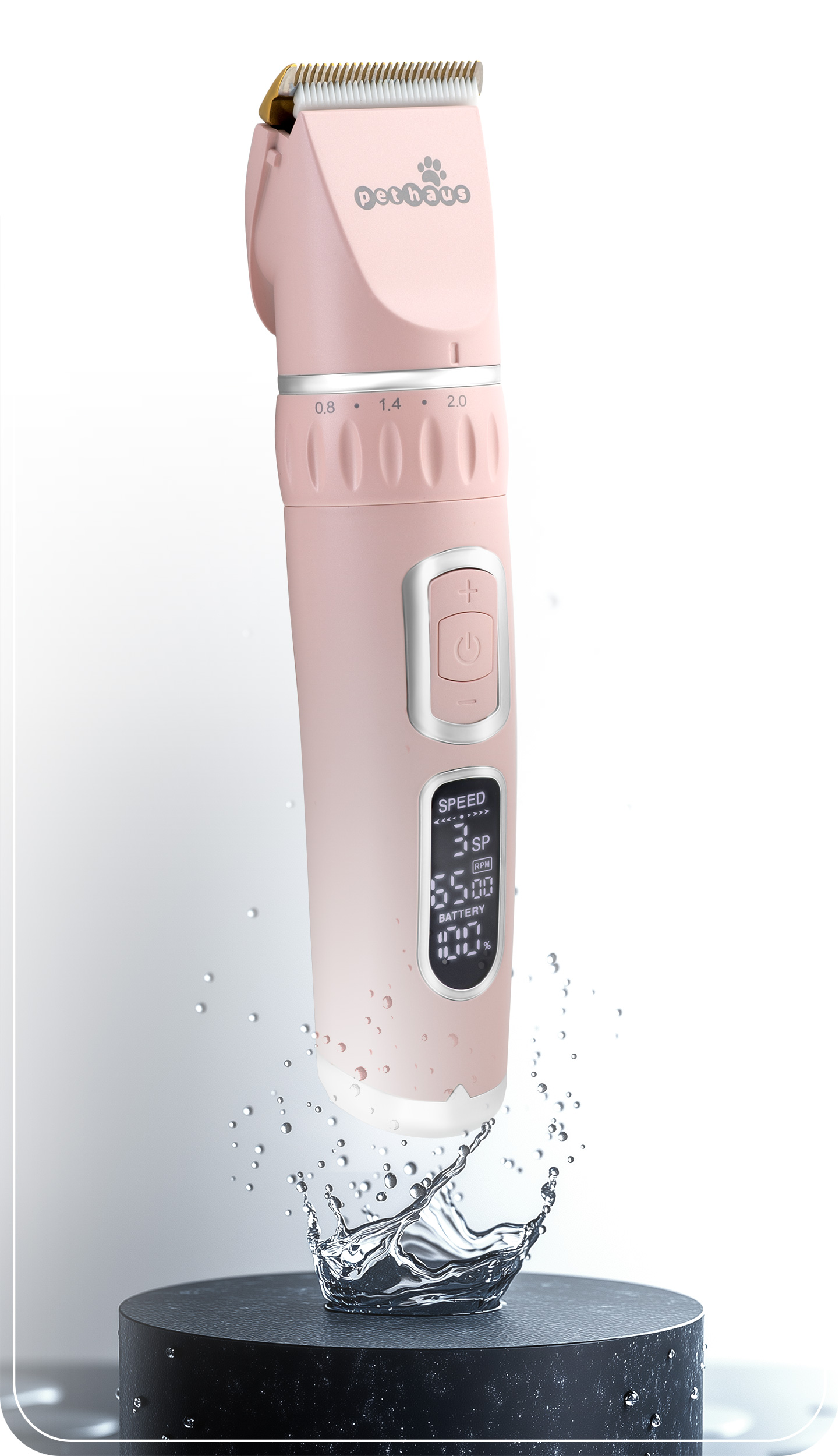 Różowa maszynka do strzyżenia sierści zwierząt z złotymi ostrzami, kroplami wody i czarnym stojakiem. Maszynka pokazuje prędkość i baterię.