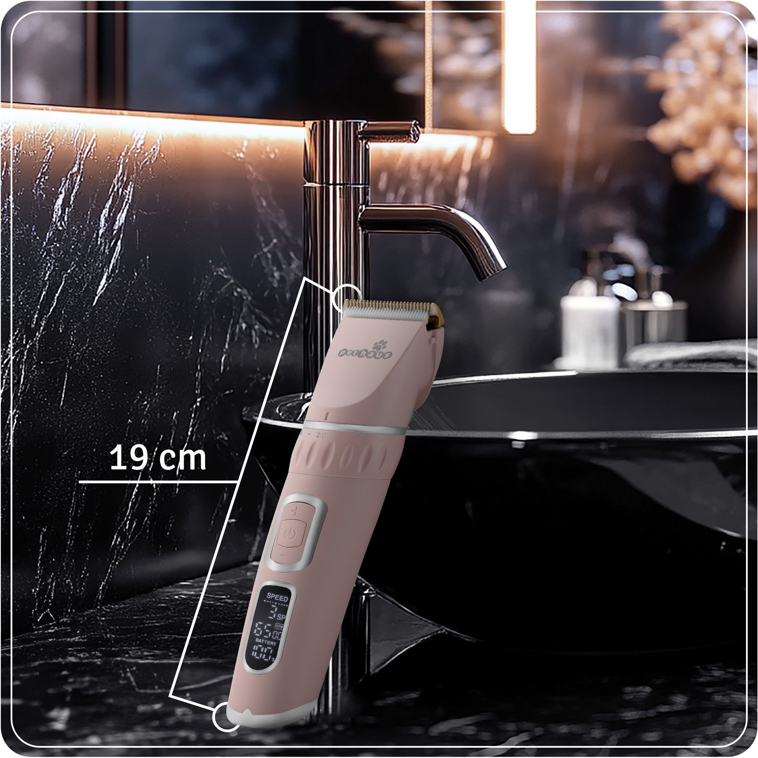 Różowa maszynka do strzyżenia sierści zwierząt domowych znajduje się w pobliżu kranu. Tło przedstawia ciemny zlew i ścianę.