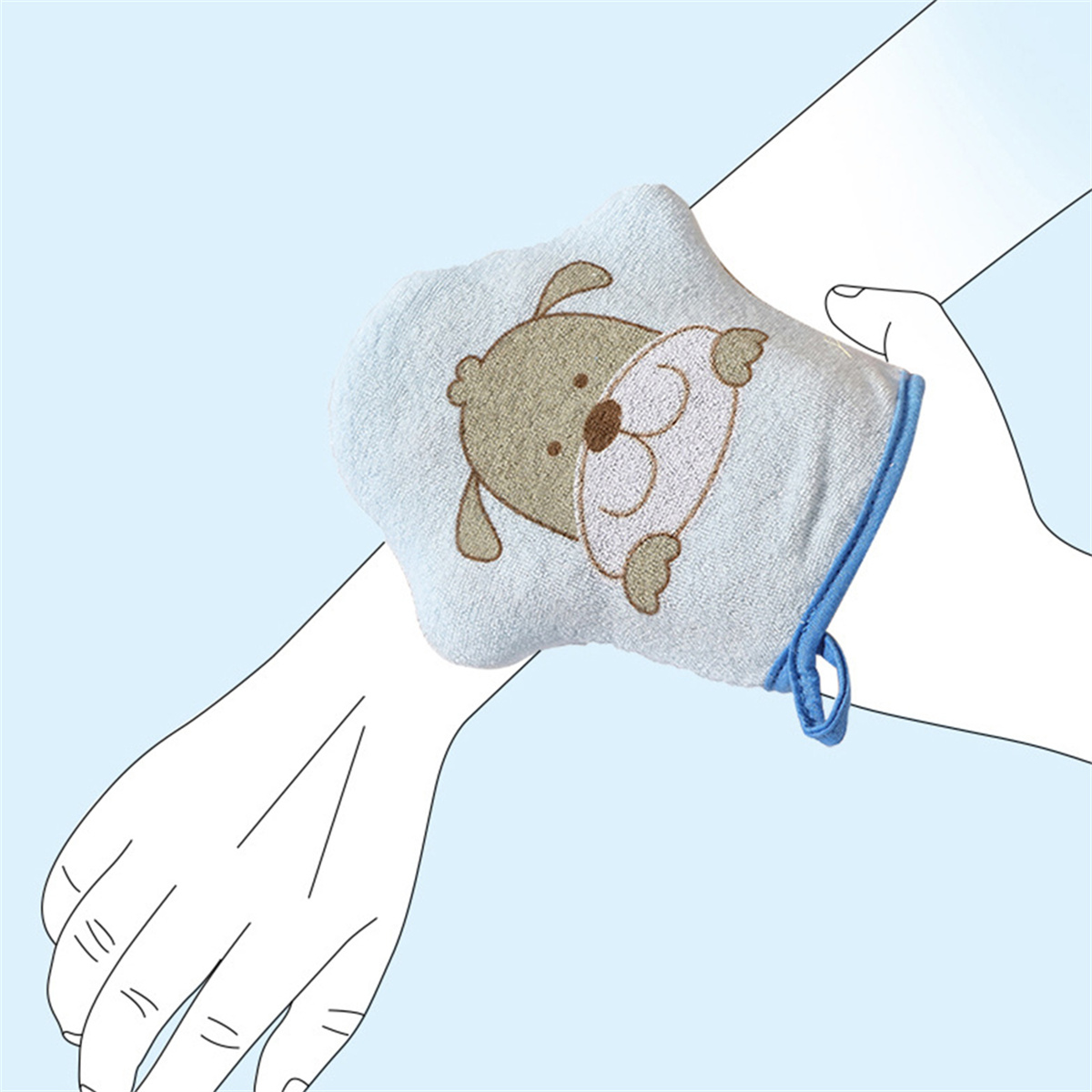 Eine Hand, die einen blau-weißen Waschlappen mit Hundedesign trägt. Die Hand befindet sich auf hellblauem Hintergrund.