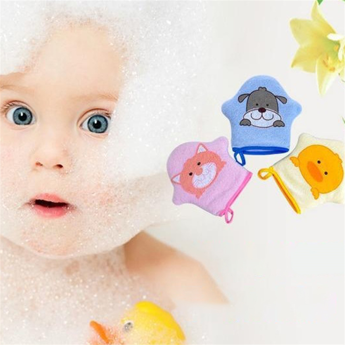 Ein Baby mit blauen Augen in einem Schaumbad, mit drei tierförmigen Waschlappen: Hund, Katze und Ente.