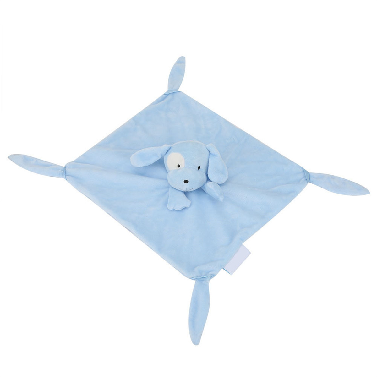 Ein babyblaues Hundeplüschtier liegt auf einer passenden quadratischen Decke. Der Hund hat eine weiße Augenklappe. Die Decke hat vier geknotete Ecken.