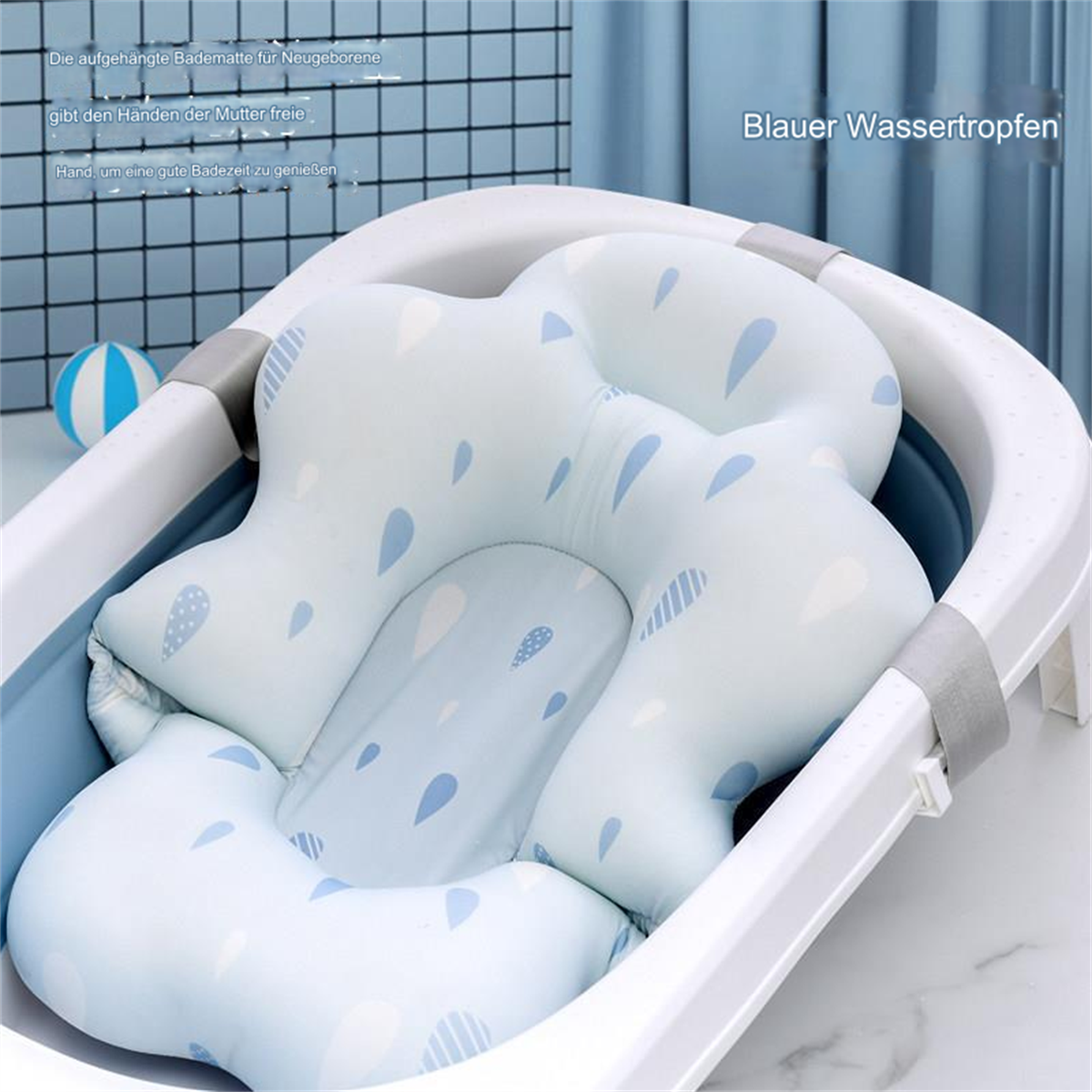 Ein Babybad mit einem blau-weiß gemusterten Kissen. Auf der Seite befindet sich ein kleiner blau-weißer Ball. Die Wanne ist weiß.