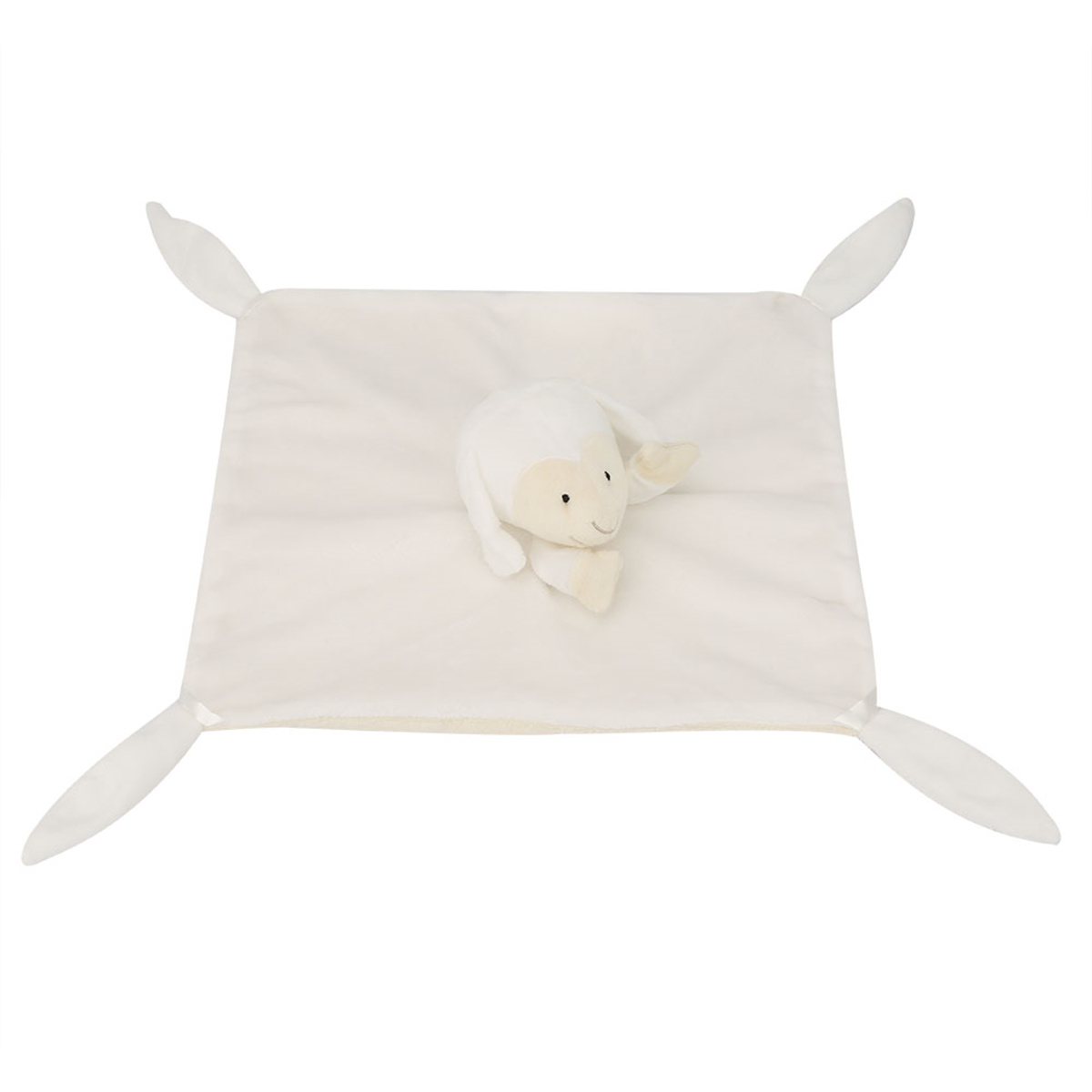Ein weißes Lamm-Plüschtier auf einer weißen Decke mit vier Eckbändern. Das Lamm hat ein hellbeige Gesicht.