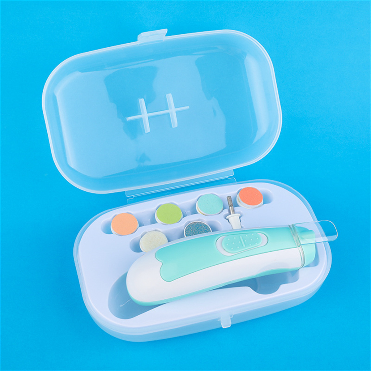 Ein Baby-Nagelpflege-Set in einem offenen blauen Etui. Enthält eine Nagelfeile, verschiedene Schleifköpfe und einen batteriebetriebenen Nagelschneider. Blauer Hintergrund.