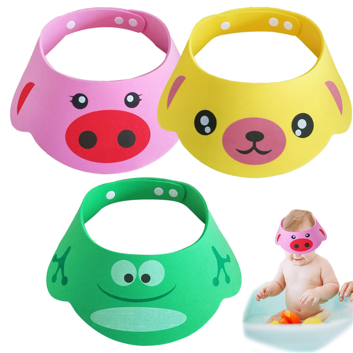 Drei cartoonartige Badevisiere: rosa Schwein, gelber Bär und grüner Frosch. Ein Baby trägt ein rosa Schweinevisier in einer Badewanne.