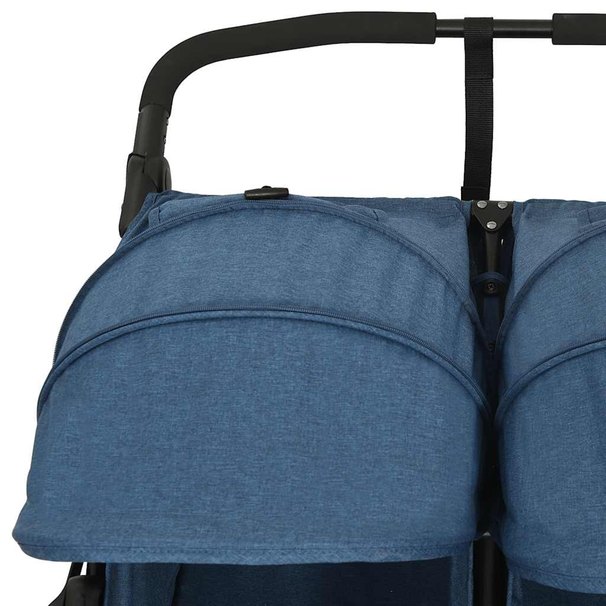 Nahaufnahme eines blauen Kinderwagens mit schwarzen Griffen. Das Verdeck ist ausgefahren. Der Stoff hat eine strukturierte Optik.