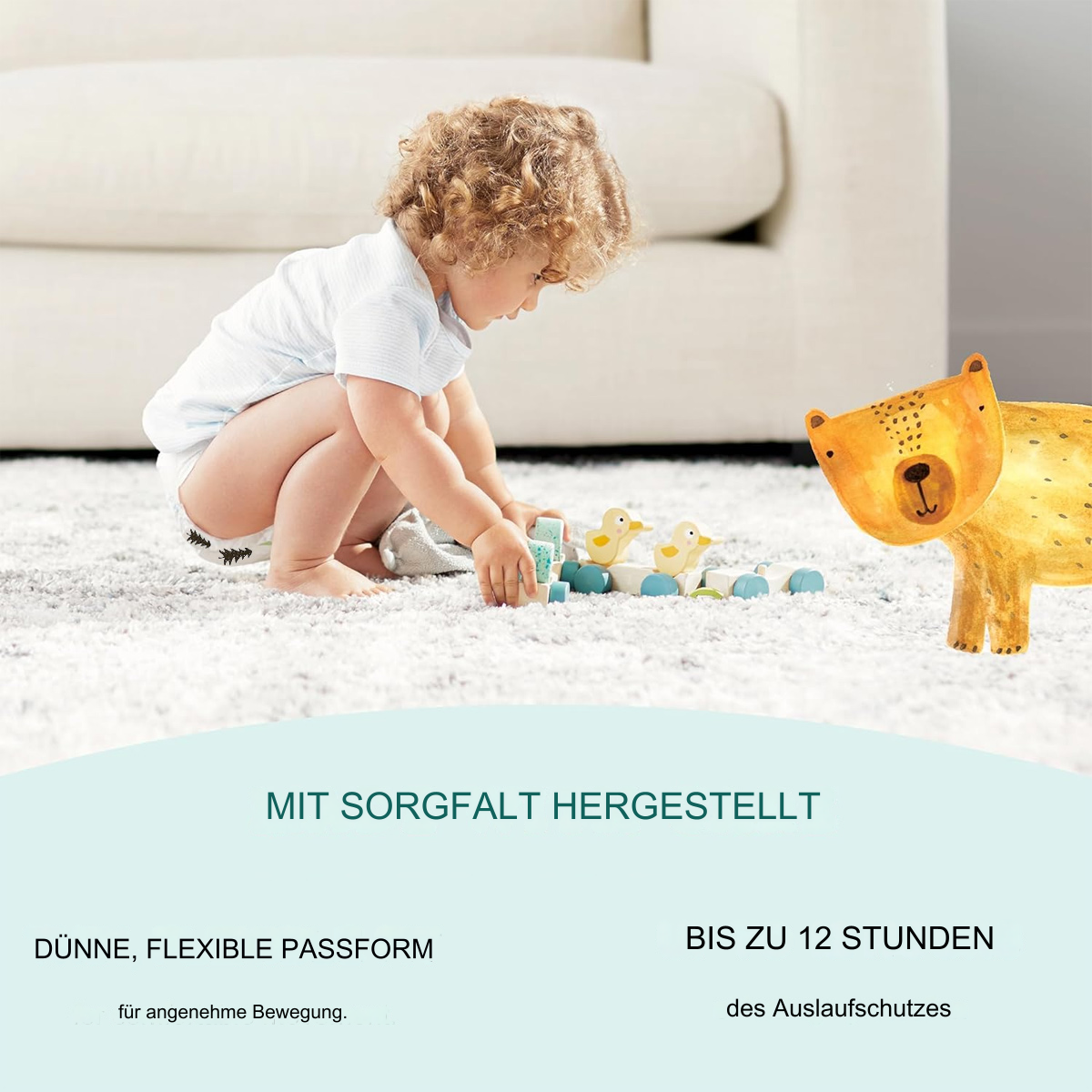 Ein Kleinkind spielt mit einer Spielzeugeisenbahn auf einem weißen Teppich. Ein Cartoon-Bär steht daneben. Der Text lautet 'Mit Sorgfalt hergestellt'.