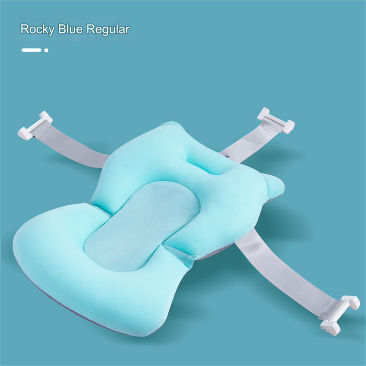 Ein baby Bad Kissen in hellblau, mit grauen Riemen und weißen Clips, auf blauem Hintergrund. Der Text "Rocky Blue Regular" steht oben.