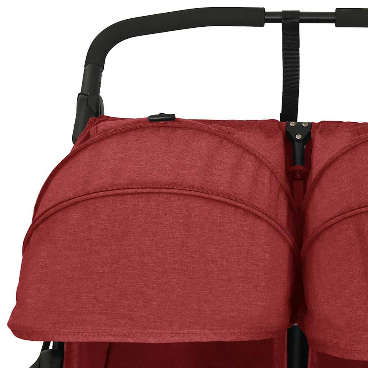 Nahaufnahme eines roten Kinderwagenverdecks. Schwarzer Griff und Haltestange oben. Das Verdeck besteht aus strukturiertem Stoff.