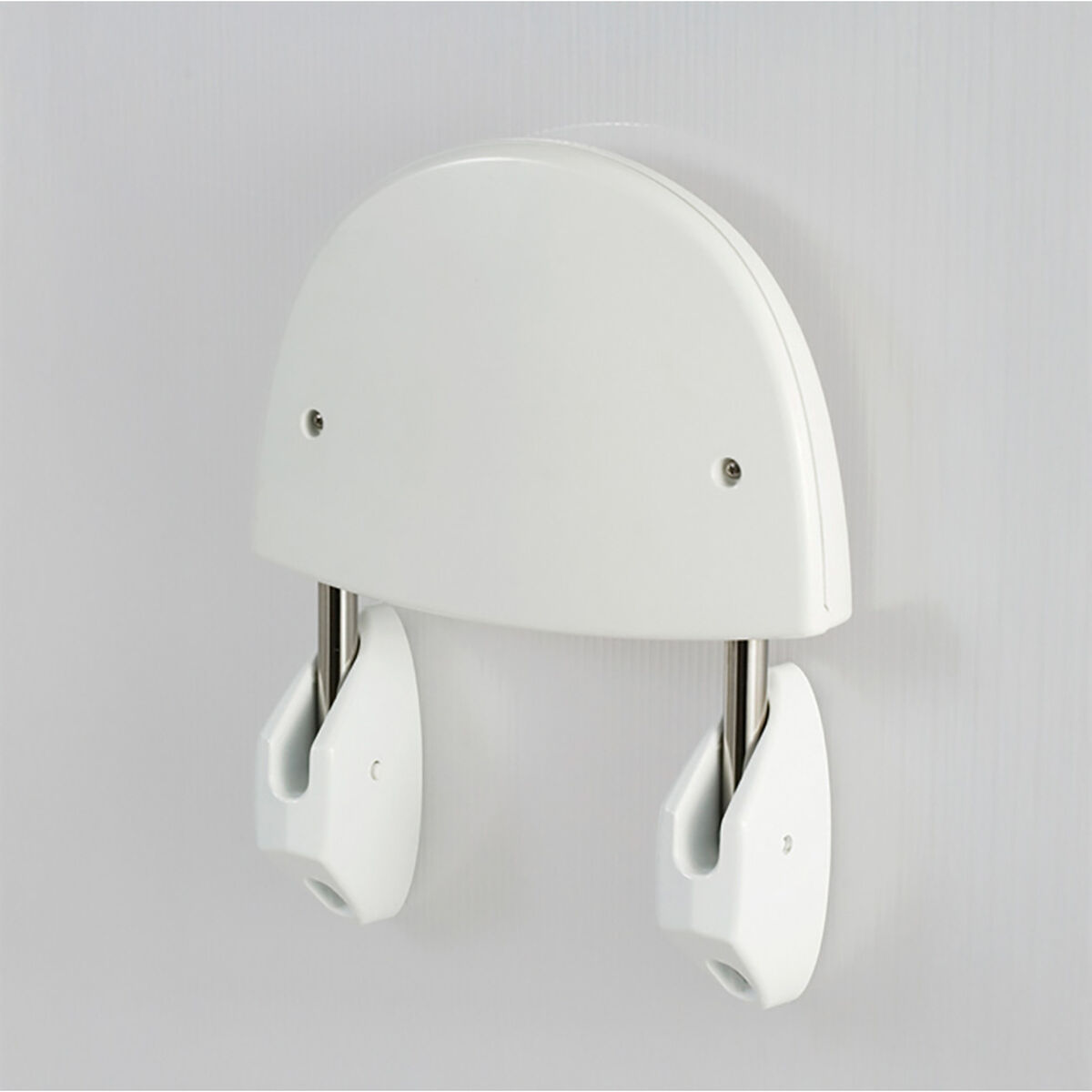 Ein weißer, halbkreisförmiger, an der Wand befestigter Duschsitz mit zwei metallischen Stützstangen und Halterungen vor einer weißen strukturierten Wand.