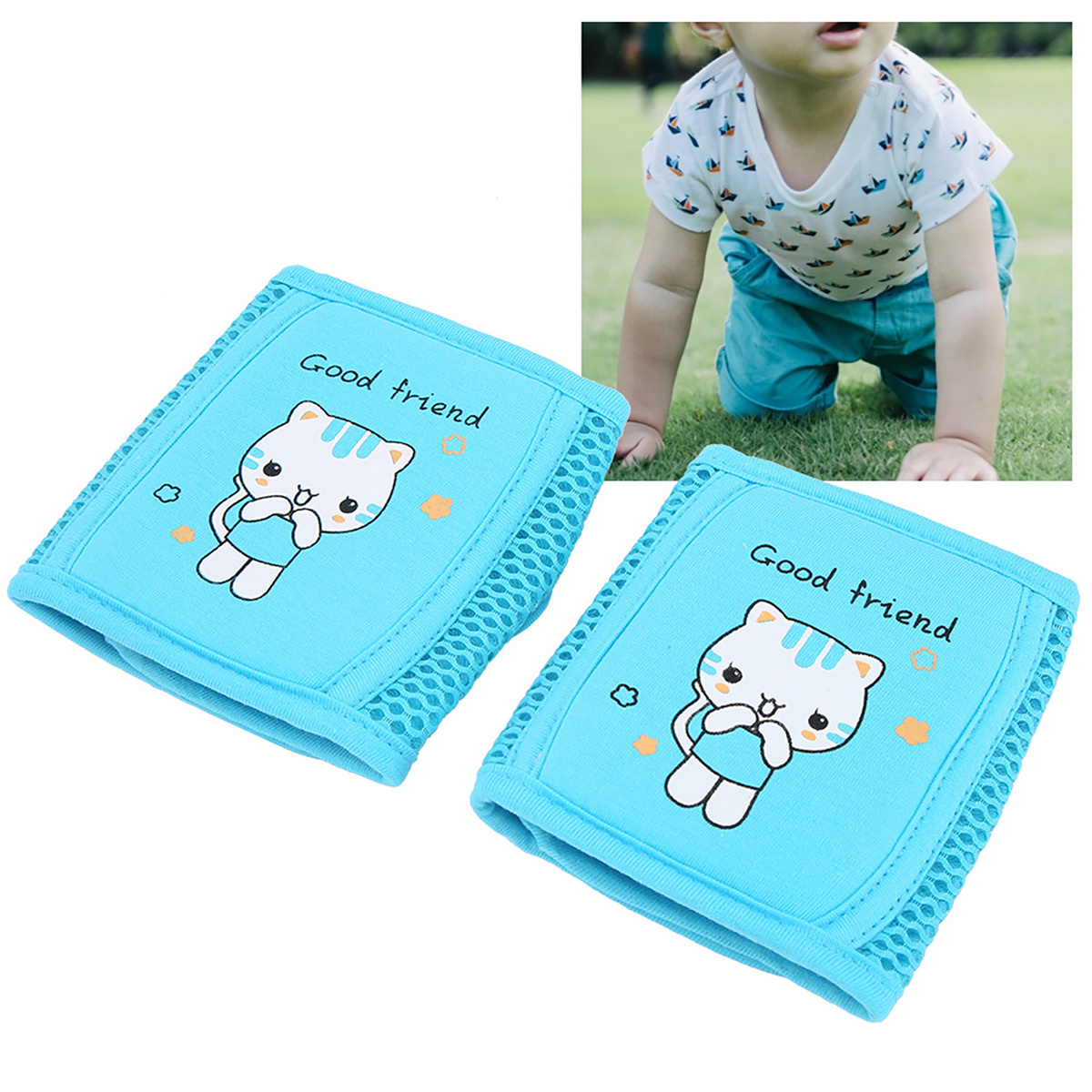 Zwei blaue Knieschützer mit Katzenmotiven und dem Text 'Good friend'. Im Hintergrund krabbelt ein Baby auf Gras. Die Pads liegen auf weißem Untergrund.