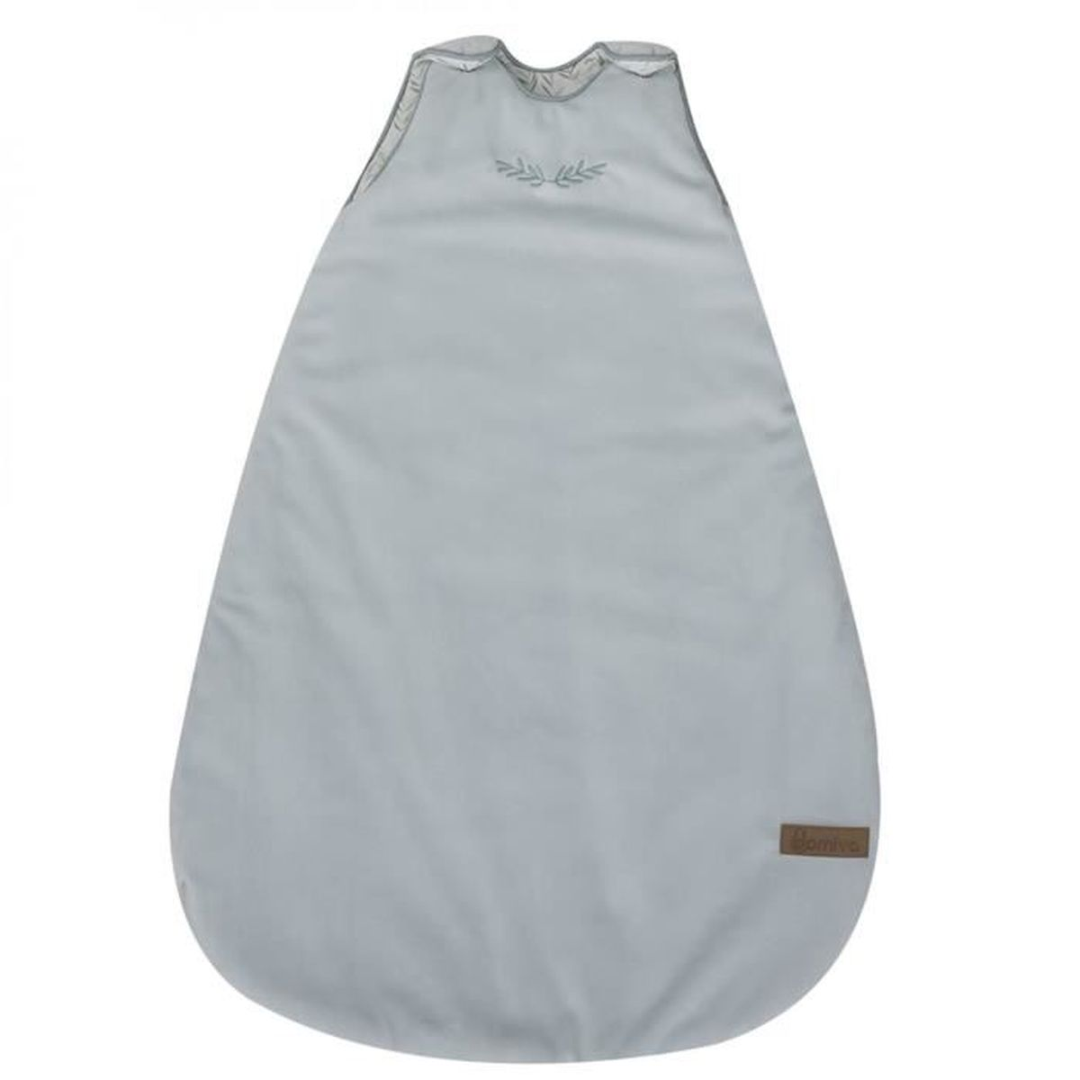 Ein hellblauer Babyschlafsack. Er hat ein Blattdesign oben und ein braunes Etikett unten.
