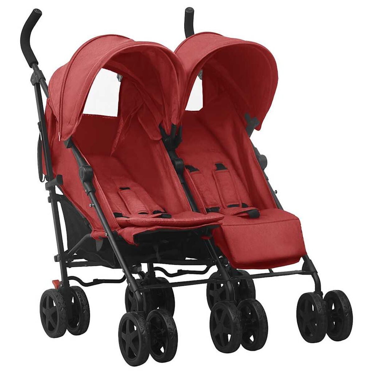 Ein roter Zwillingskinderwagen mit schwarzem Rahmen und Rädern vor weißem Hintergrund. Er hat Sonnenblenden und Sicherheitsgurte.