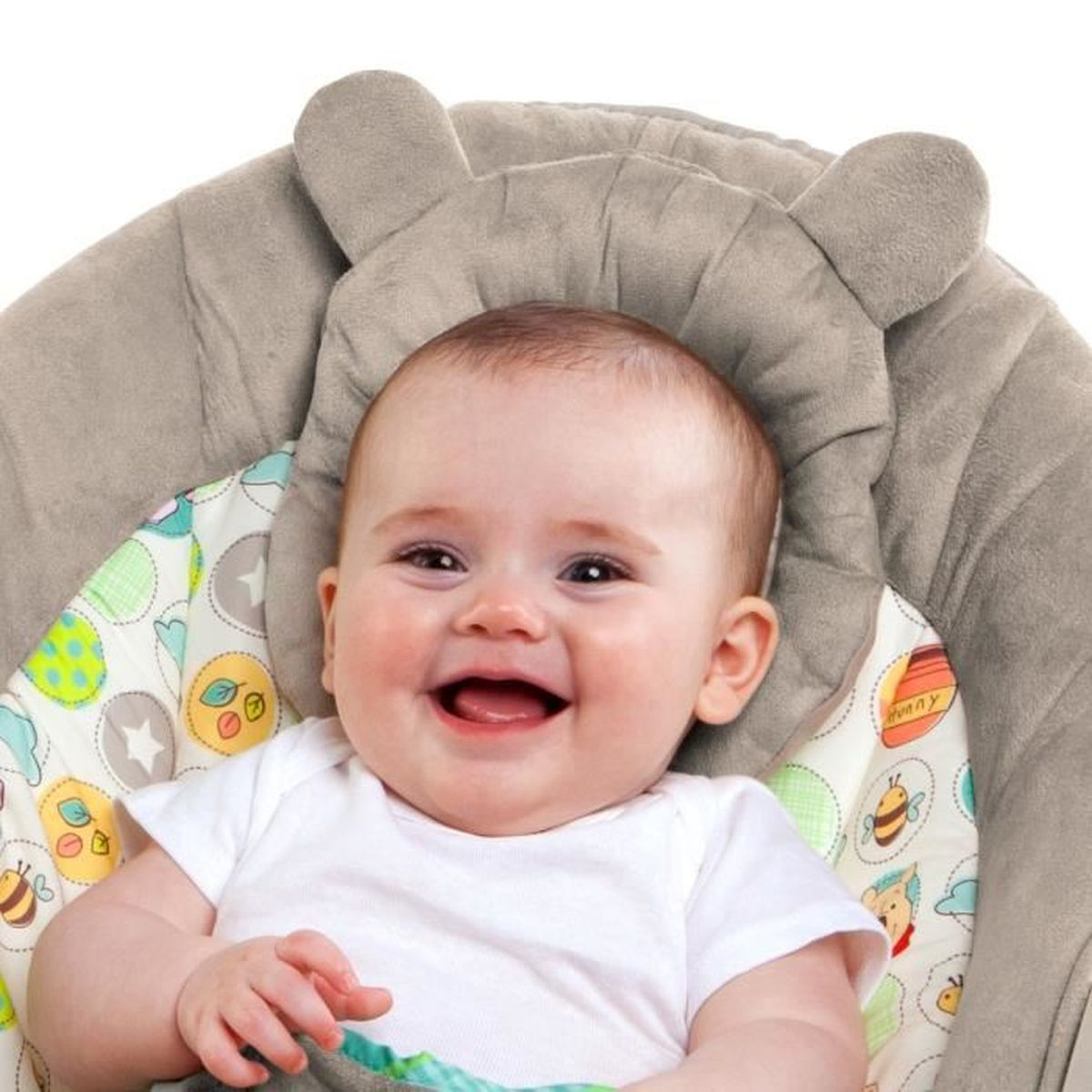 Ein lächelndes Baby in einem weißen Strampler liegt in einem grauen Babysitz mit Bärenohren. Der Sitz hat ein buntes, gemustertes Innenfutter.