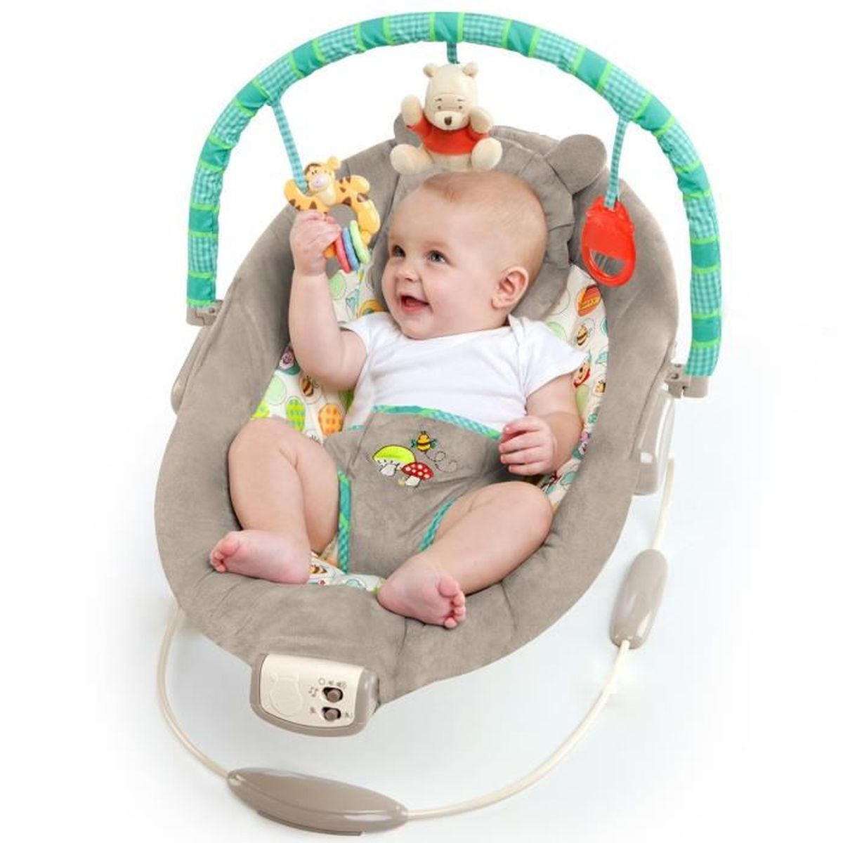 Ein Baby sitzt in einer grauen Babywippe, lächelt und spielt mit einem Spielzeug. Spielzeug und ein Winnie Puuh hängen darüber.