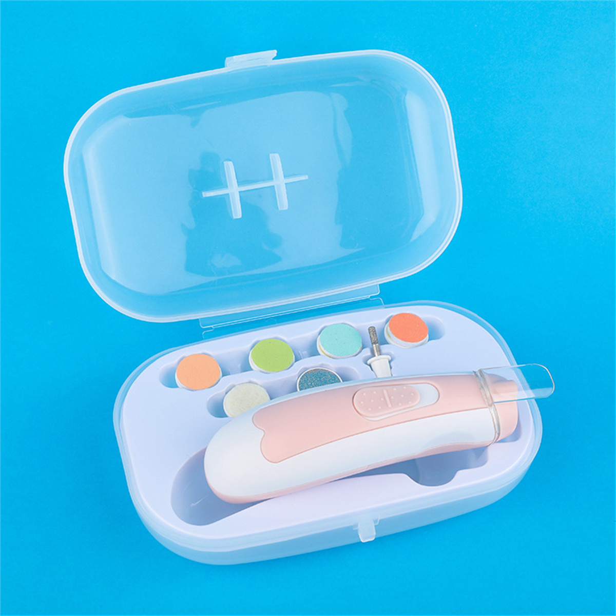 Geöffnetes Baby-Nagelpflege-Set, rosa-weißer Trimmer mit verschiedenfarbigen Pads und Werkzeugen in einer transparenten Kunststoffbox auf blauem Hintergrund.