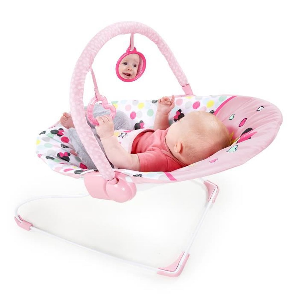 Ein Baby in einer rosa Wippe. Die Wippe hat ein Spielzeug und einen Spiegel. Das Baby trägt ein rosa Hemd und graue Hose.