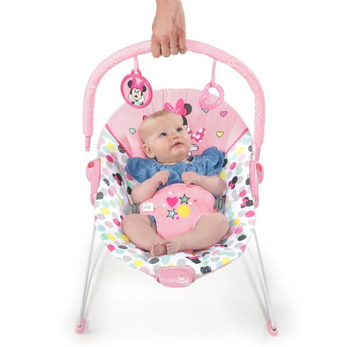 Ein Baby sitzt in einer rosa Minnie-Maus-Wippe. Eine Hand hält die Oberseite. Die Wippe hat Spielzeug und einen gemusterten Sitz. Das Baby trägt ein blaues Hemd.