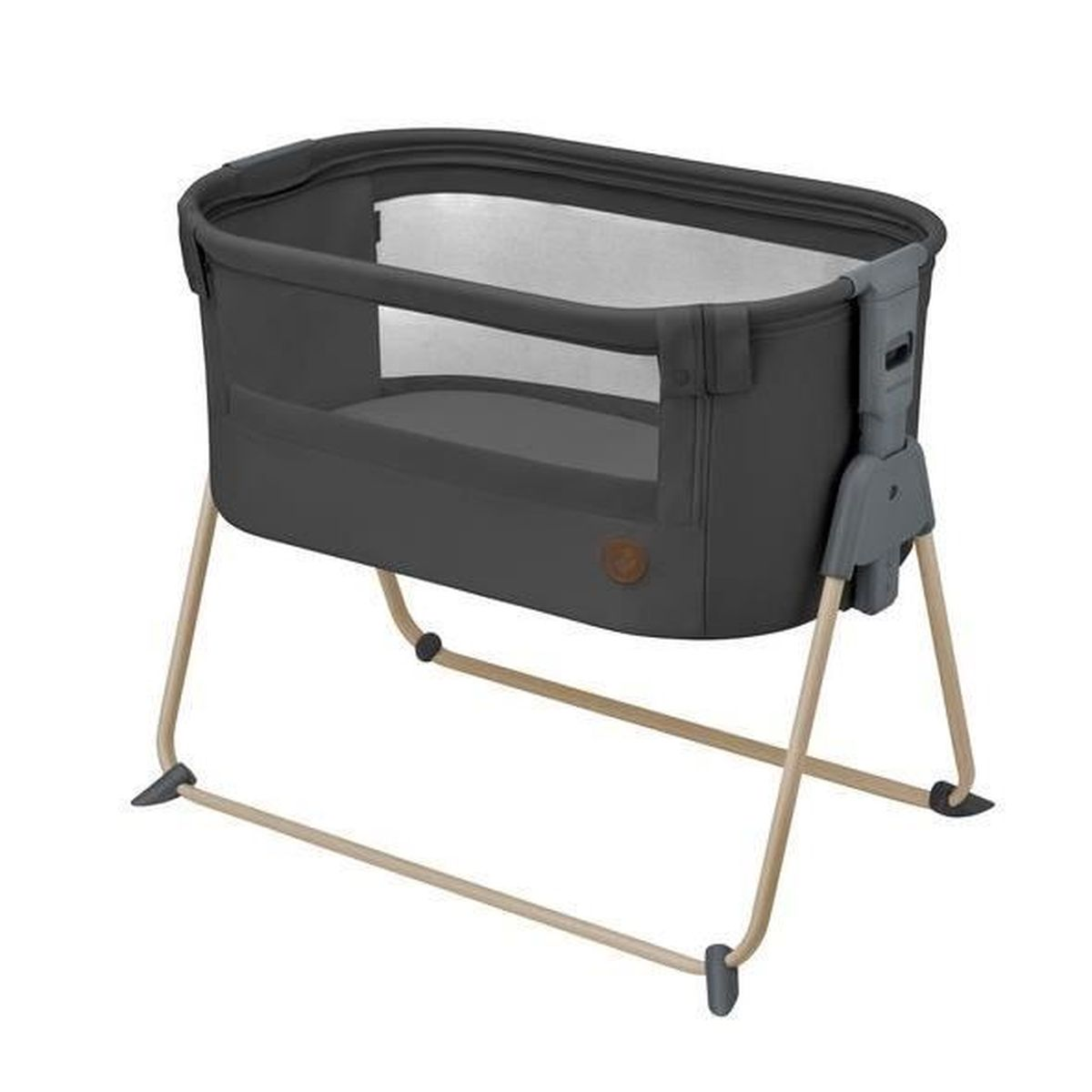 Ein dunkelgraues Babybett mit hellbraunen Beinen. Es hat Netzseiten und eine abgerundete Form. Die Beine sind nach außen abgewinkelt.