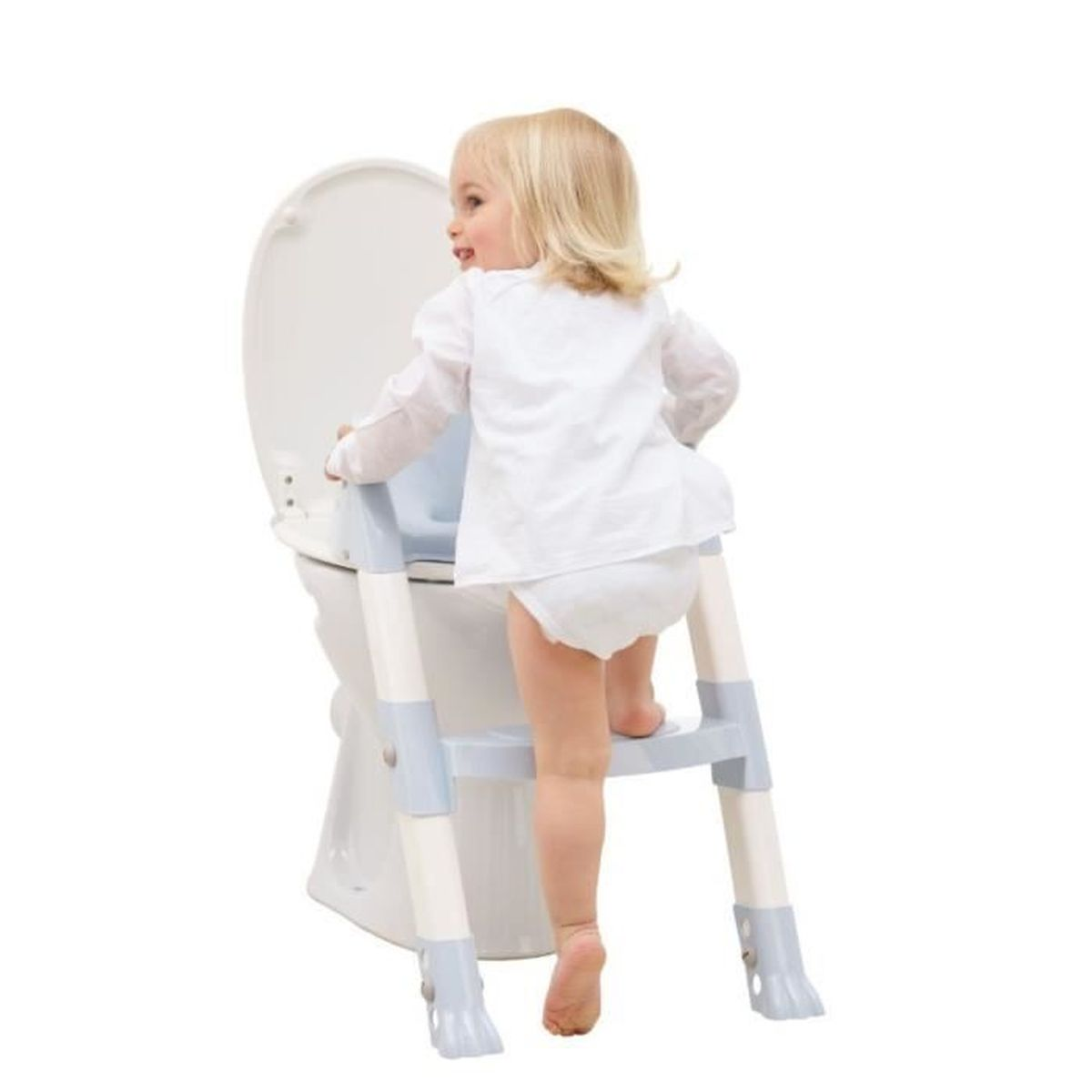 Ein Kleinkind klettert auf einer Toilettrainingsleiter, um sich auf die Toilette zu setzen. Das Kind trägt ein weißes Hemd und eine Windel.
