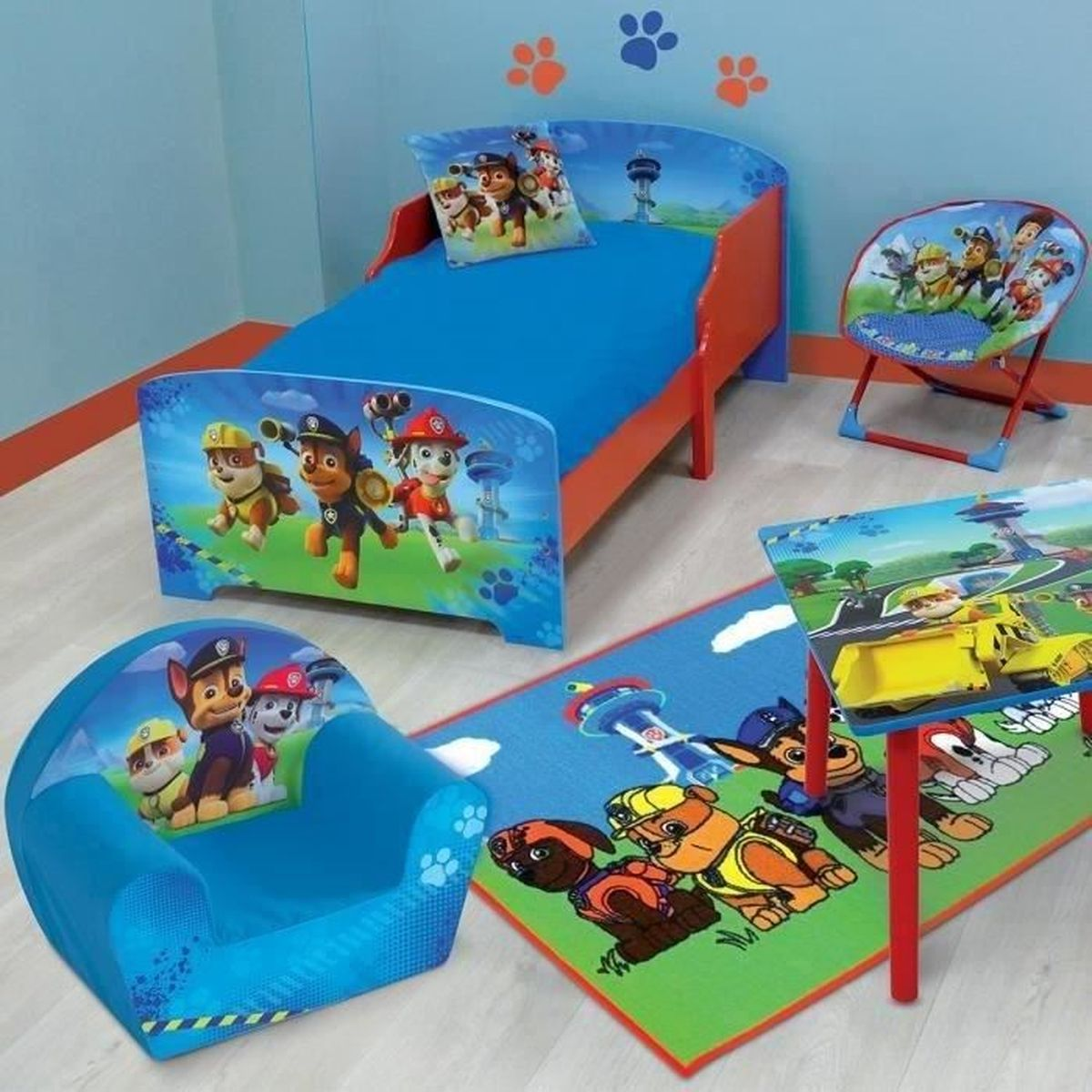 Ein Schlafzimmer-Set zum Thema Paw Patrol mit Bett, Stuhl, Tisch und Teppich. Mit den Paw Patrol-Charakteren auf einem blau-orangen Thema.