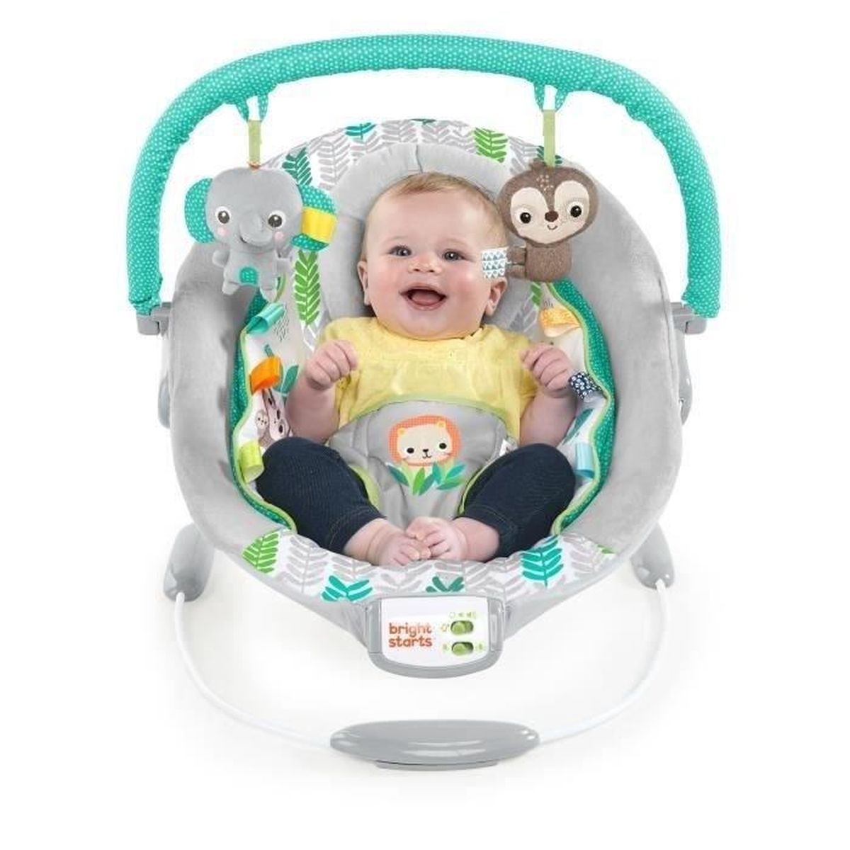 Ein Baby lächelt in einem Babyschaukelstuhl. Der Stuhl hat Spielzeug und ein Löwen-Design. Der Stuhl ist grau und grün. Weißer Hintergrund.