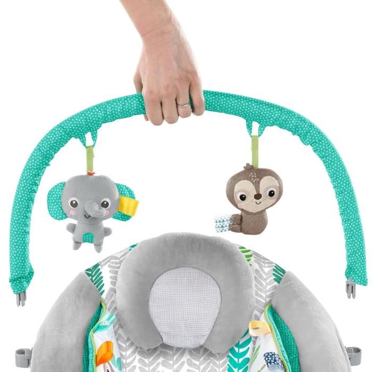 Eine Hand hält einen teal-gepunkteten Bogen mit Spielzeug-Elefanten und Faultier. Der Bogen befindet sich über einem grauen Babysitz mit Tierdruck.