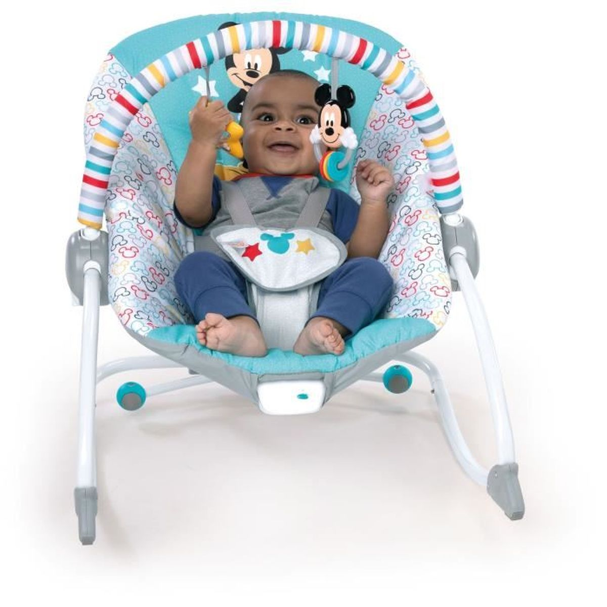 Baby in einer Mickey Mouse Wippe. Die Wippe ist hellblau und weiß. Das Baby lächelt und hat Spielzeug.