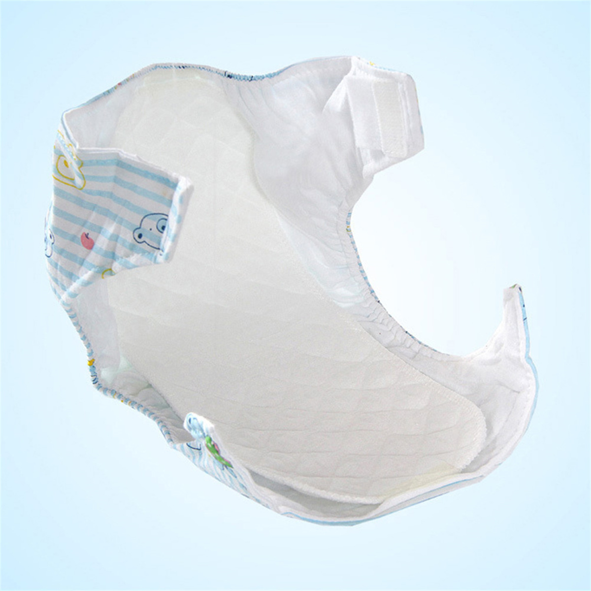 Eine offene Babywindel mit weichem, weißem Innenraum und blau-weiß gestreiftem Außenmaterial mit Cartoon-Designs.