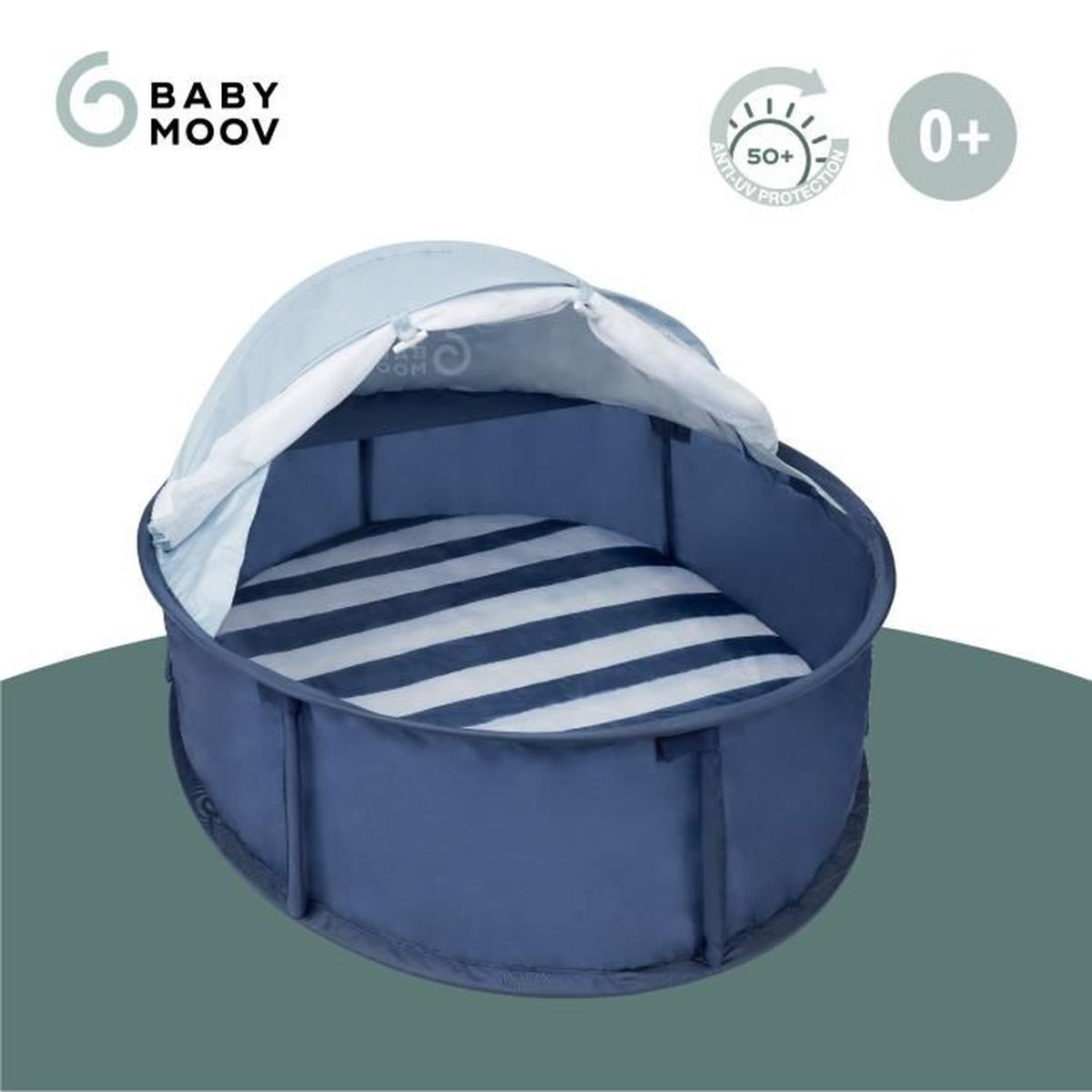 Ein blau-weiß gestreiftes Babybett mit Sonnensegel. Das Baby MOOV-Logo ist sichtbar. Es hat Anti-UV-Schutz und ist 0+.