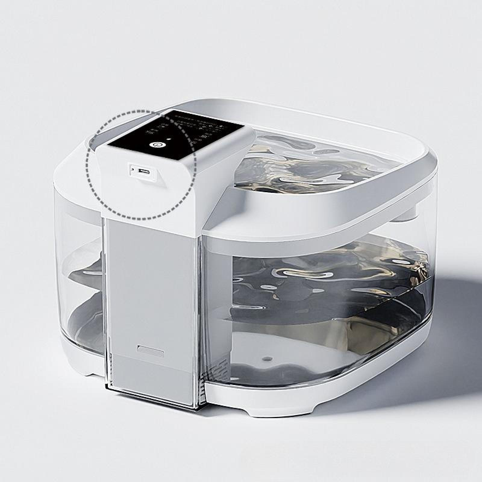 Weißes Gerät mit Wasser, Digitalanzeige und USB-Anschluss. Es hat ein transparentes Fach. Weißer Hintergrund.