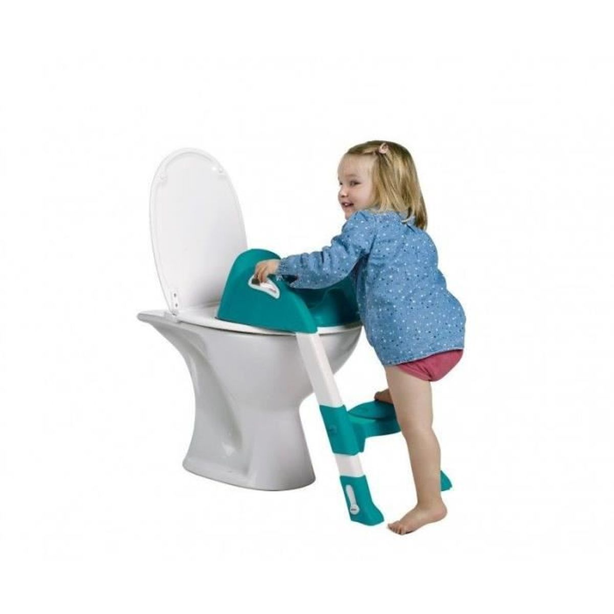 Ein Kleinkind lächelt und benutzt eine Toilette mit einem Tritthocker. Die Toilette ist weiß, mit einem türkisfarbenen Sitz und einer Stufe. Das Kind trägt Blau und Rosa.