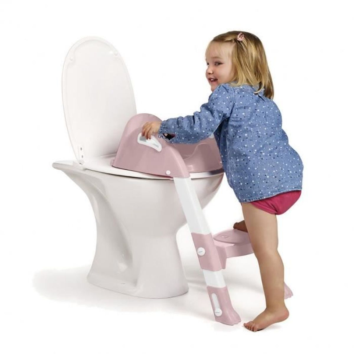 Ein kleines Mädchen benutzt einen rosa Töpfchensitz auf einer weißen Toilette. Der Sitz hat eine Stufe und eine Leiter zum Klettern für das Kind.