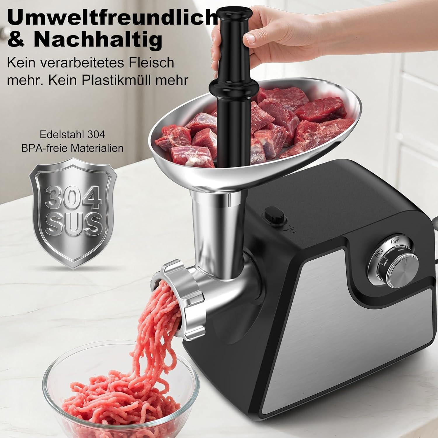 Ein Fleischwolf verarbeitet Fleisch. Rohes Fleisch befindet sich in der Schüssel des Fleischwolfs. Eine Hand hält den Fleischstopfer.