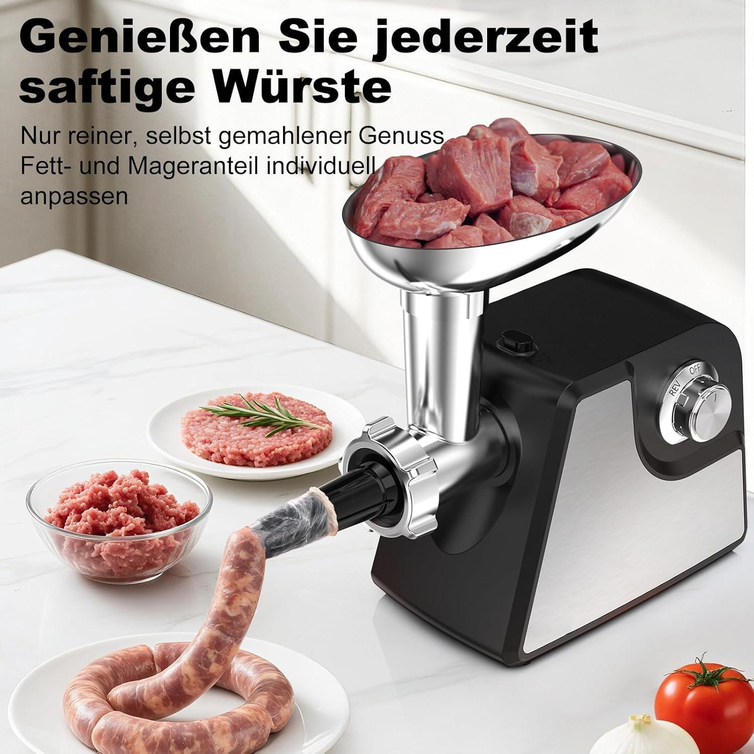 Ein Fleischwolf mit rohem Fleisch, Wurst und Pasteten. Tomaten und Zwiebeln befinden sich im Vordergrund, mit Text auf Deutsch oben.