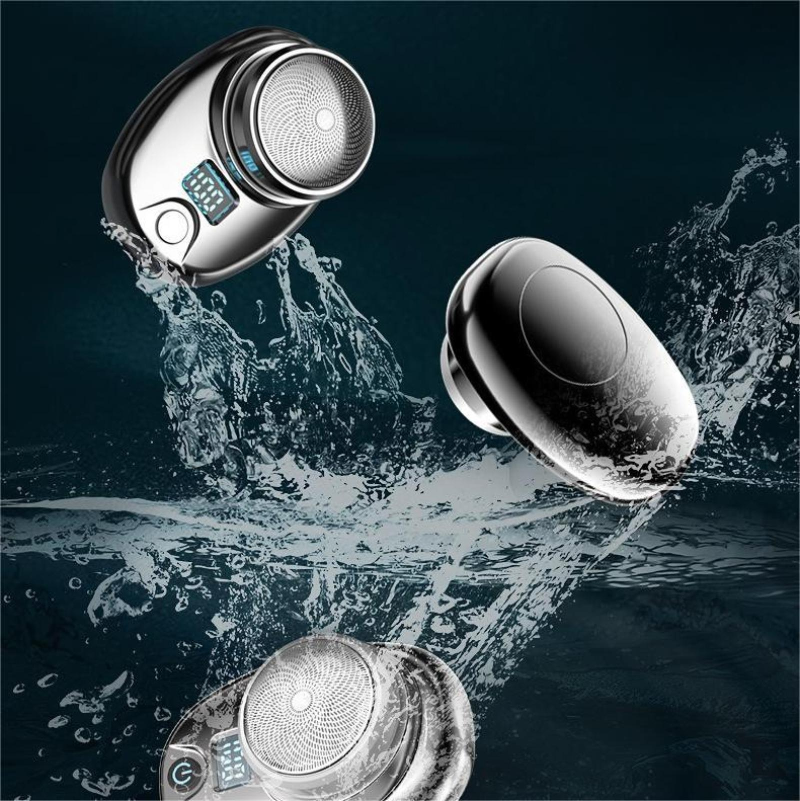 Drei elektrische Rasierer im Wasser. Silber, Digitalanzeigen und Wasserspritzer auf dunklem Hintergrund.