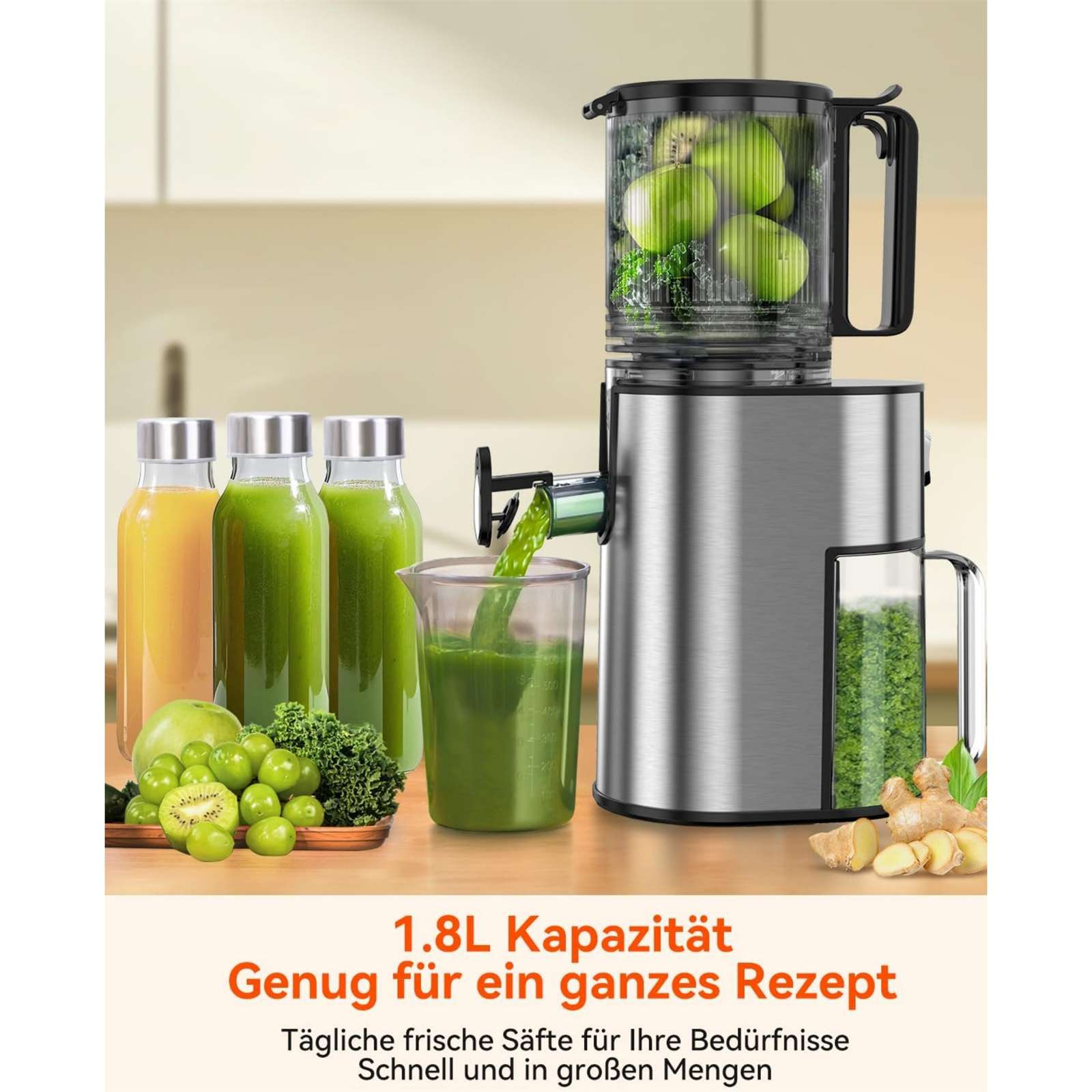 Ein Entsafter mit Äpfeln, Saftflaschen und Zutaten. Saft fließt in ein Glas. Text: 1,8L Kapazität, genug für ein Rezept.
