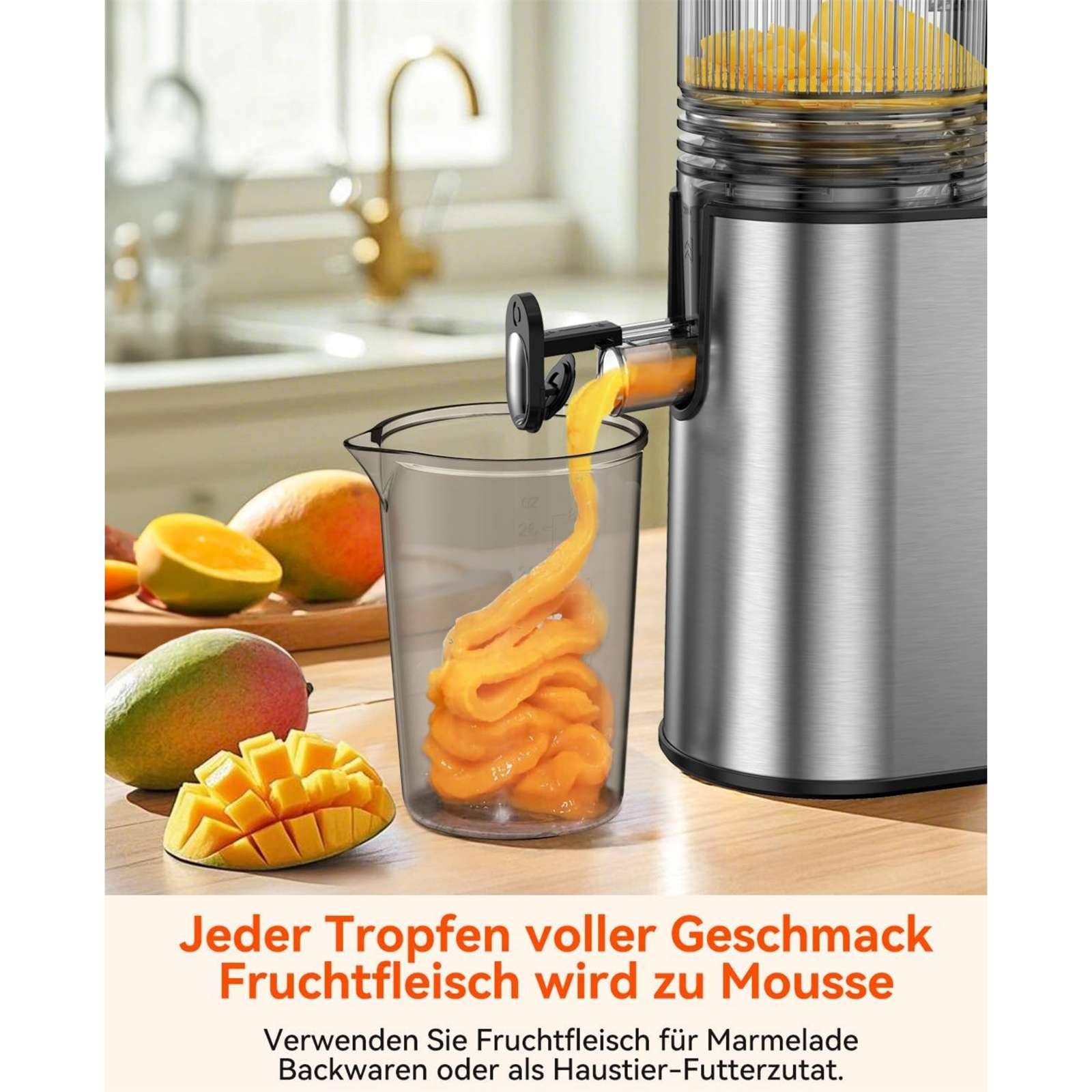Ein Entsafter extrahiert Mangopulpe in ein Glas. Mangoscheiben liegen auf der Holzoberfläche. Der Entsafter ist silber.