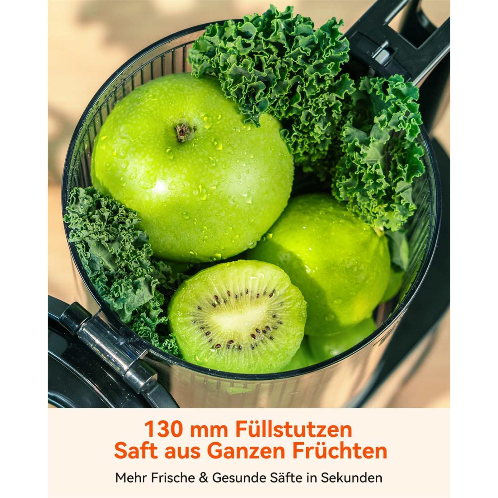 Ein Entsafter mit grünen Äpfeln, Kiwi und Grünkohl. Text: 130 mm Öffnung, Saft aus ganzen Früchten.