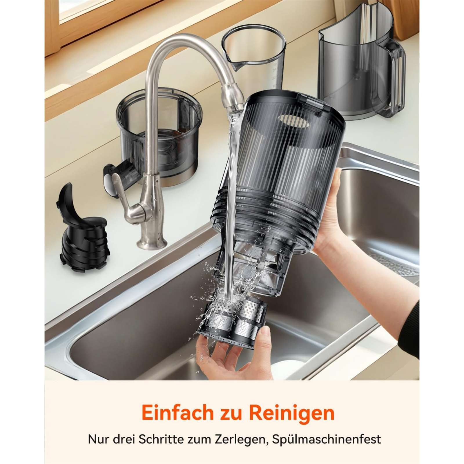 Ein Staubsaugerteil wird unter einem Wasserhahn gewaschen. Teile sind in einem Waschbecken. Text lautet: leicht zu reinigen, spülmaschinenfest.