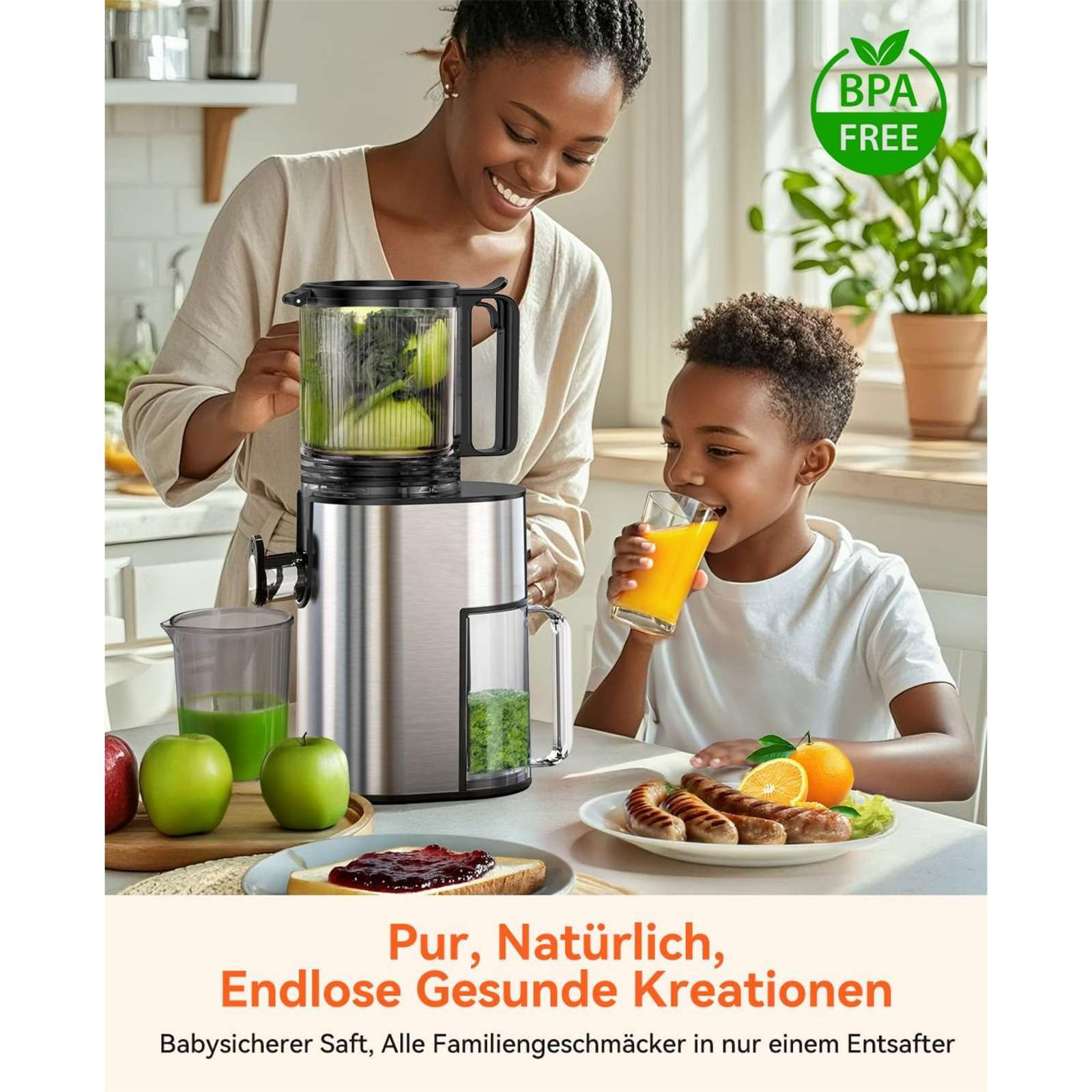 Frau benutzt Entsafter. Ein Junge trinkt Saft. Auf dem Tisch liegen Früchte, Toast mit Marmelade und Würstchen.