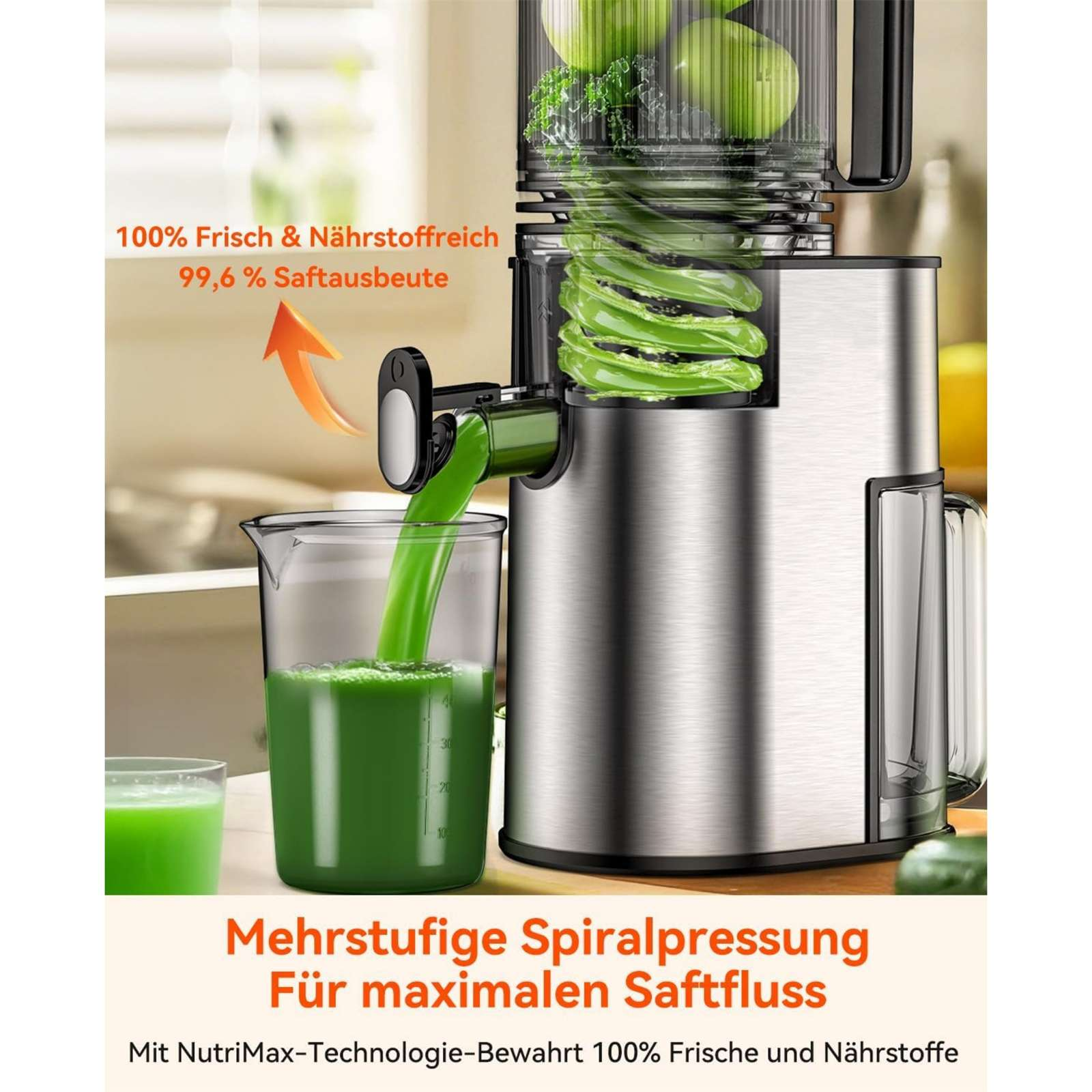 Ein Entsafter extrahiert grünen Saft. Äpfel sind darin. Ein Messbecher zeigt den Saftstand. Der Text sagt 100% frisch.