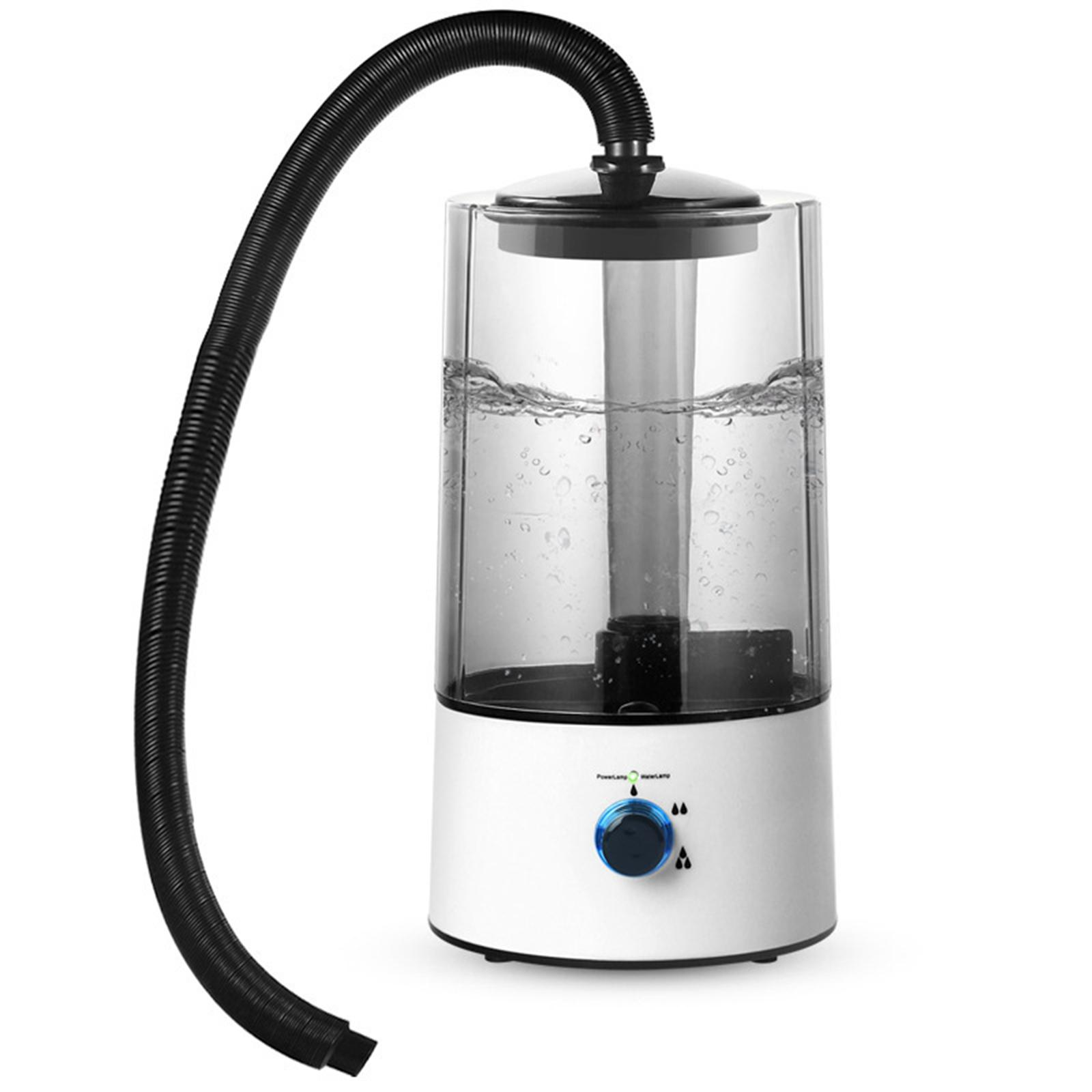 Ein weißer Luftbefeuchter mit transparentem Wassertank und schwarzem Schlauch. Er hat einen blauen Knopf und einen schwarzen Deckel.