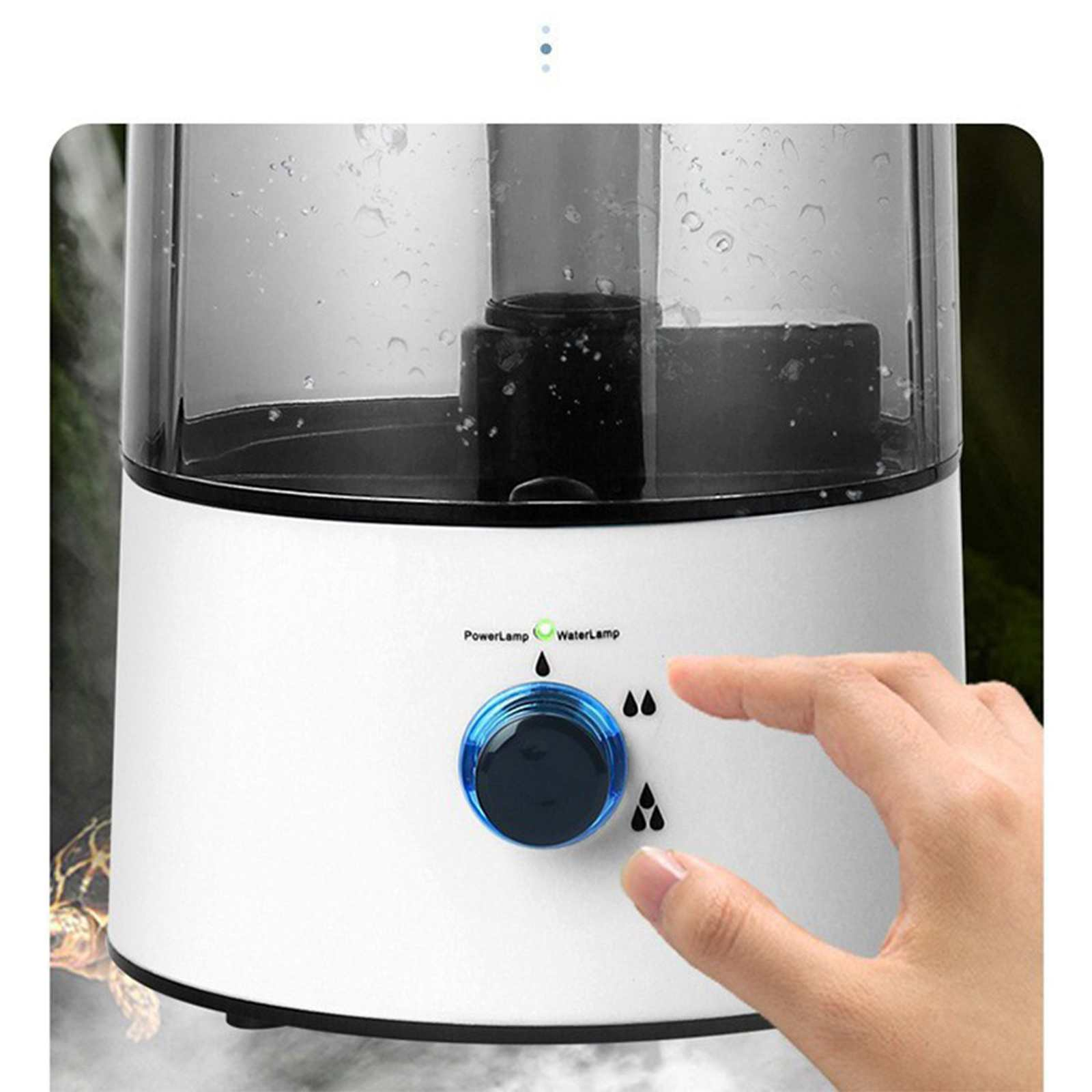 Ein weißer Luftbefeuchter mit blauem Drehknopf. Eine Hand stellt den Wasserstand ein. Der Hintergrund ist verschwommen.