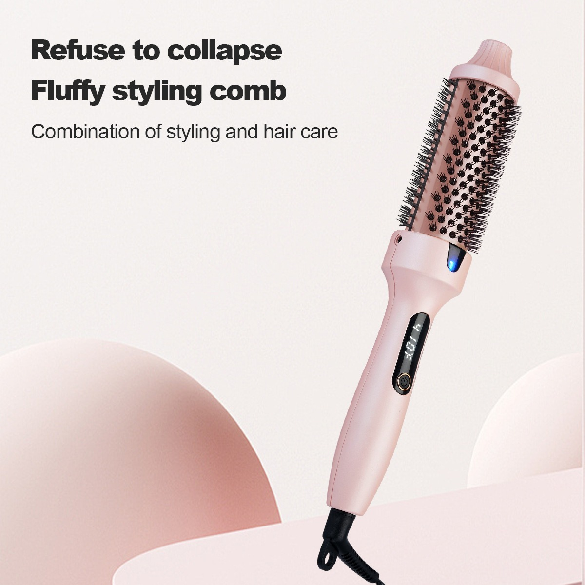 Eine rosa Stylingbürste mit Digitalanzeige, die 301F anzeigt. Sie hat schwarze Borsten und ein schwarzes Netzkabel. Text: 'Refuse to collapse'.