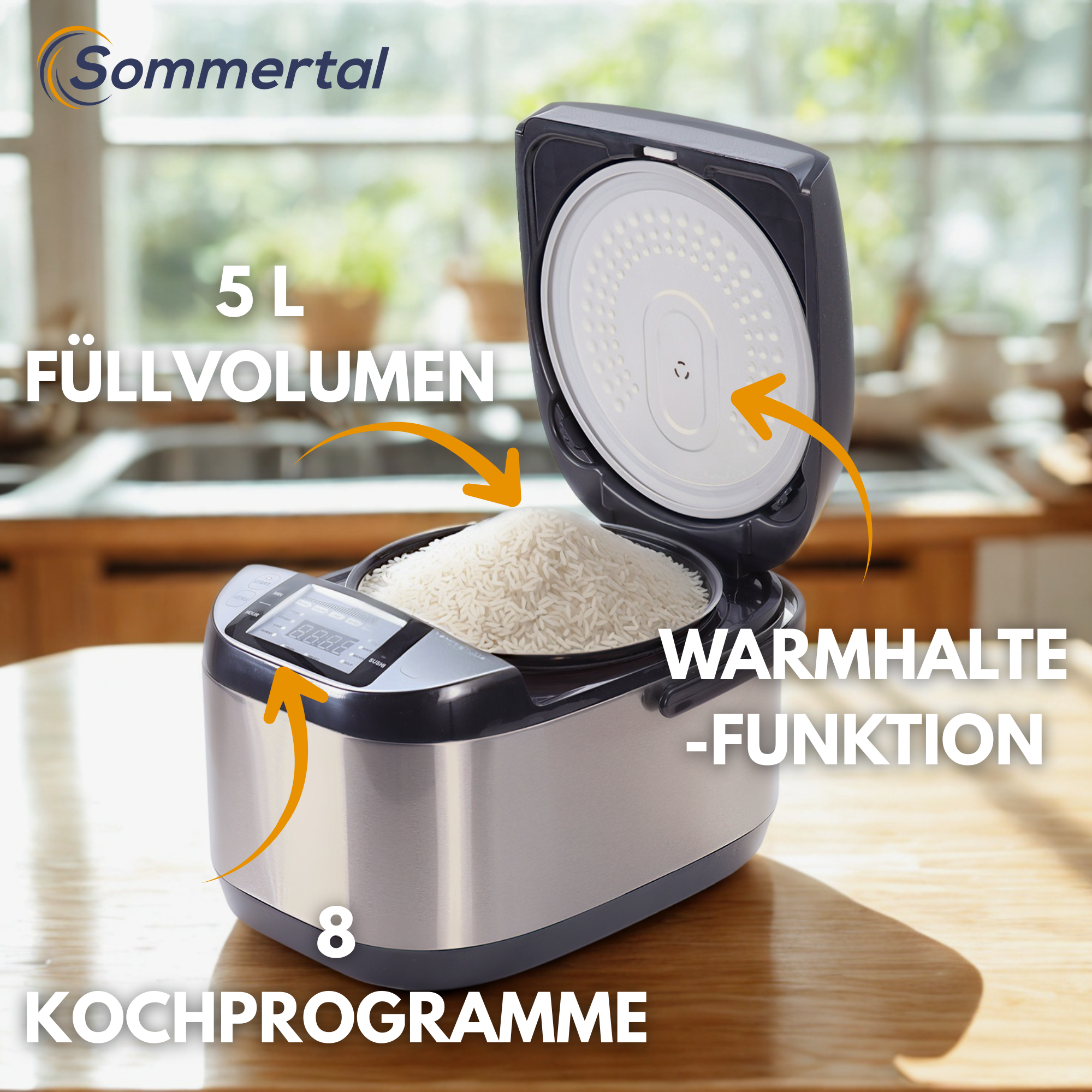Reiskocher mit offenem Deckel, voll Reis. Funktionen: 5L Volumen, 8 Programme und Warmhaltefunktion, auf einem Holztisch.
