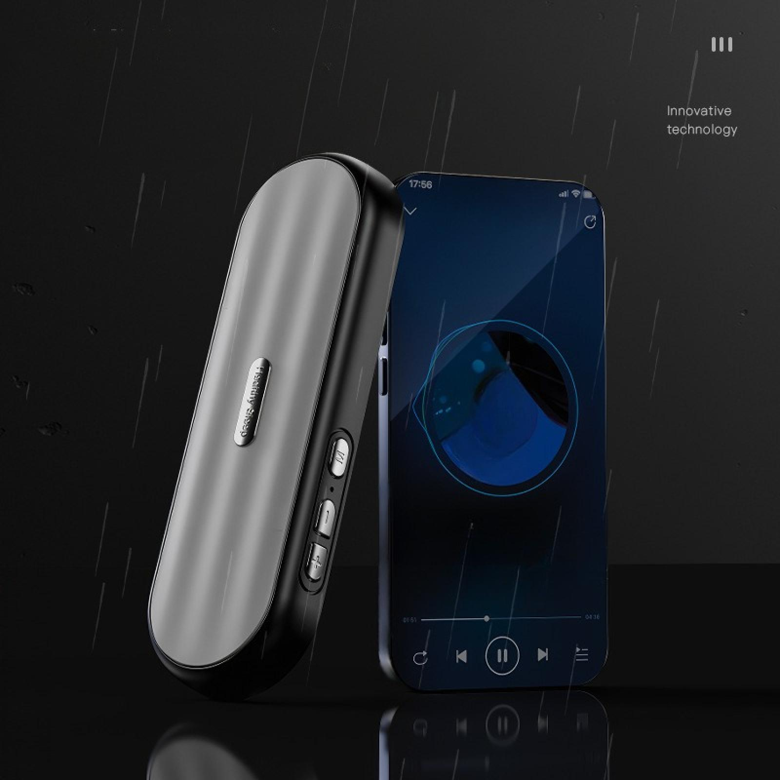 Ein Telefon mit Musikoberfläche neben einem silbernen Audioplayer. Beide vor dunklem, regnerischem Hintergrund.