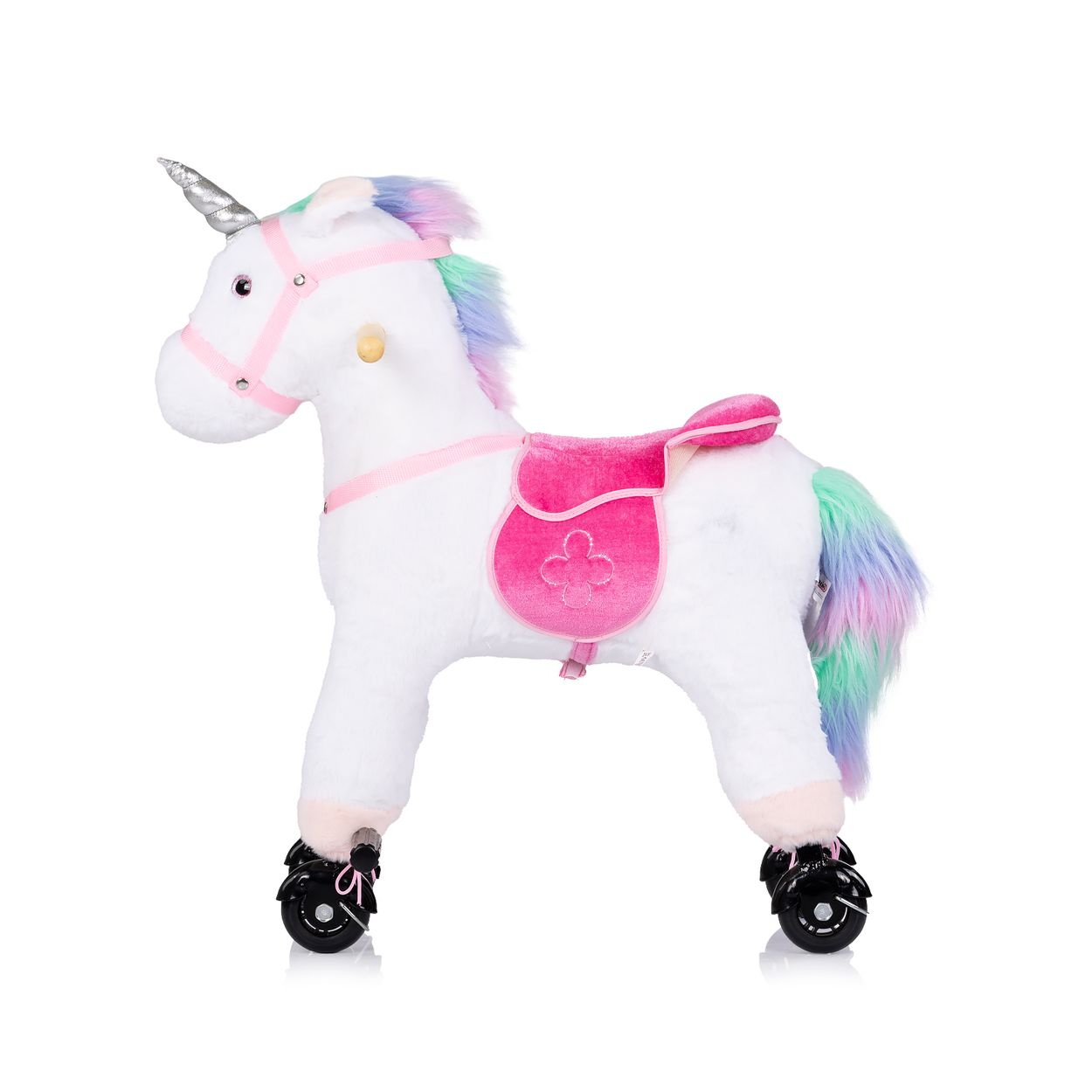 Ein weißes Einhorn-Spielzeug mit rosa Sattel, Mähne und Schweif mit mehreren Farben und einem silbernen Horn, mit Rädern an den Beinen.