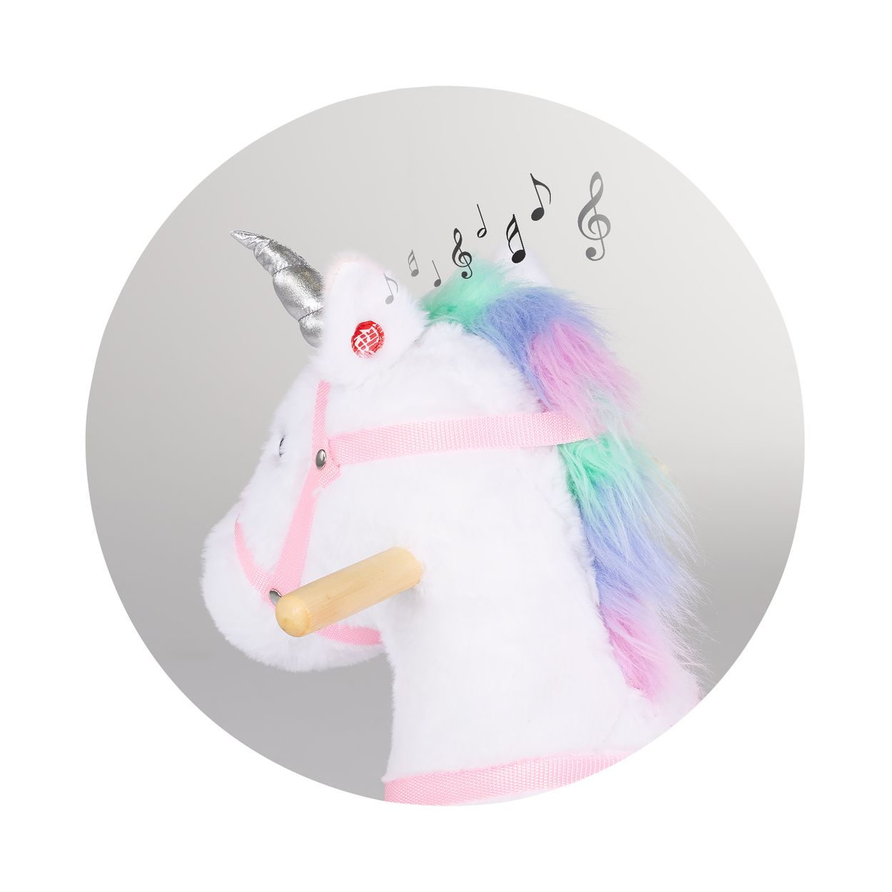 Ein weißes Einhorn-Schaukelpferd mit silbernem Horn und buntem Mähne. Rosa Geschirr und Holzgriff. Noten schweben darüber.